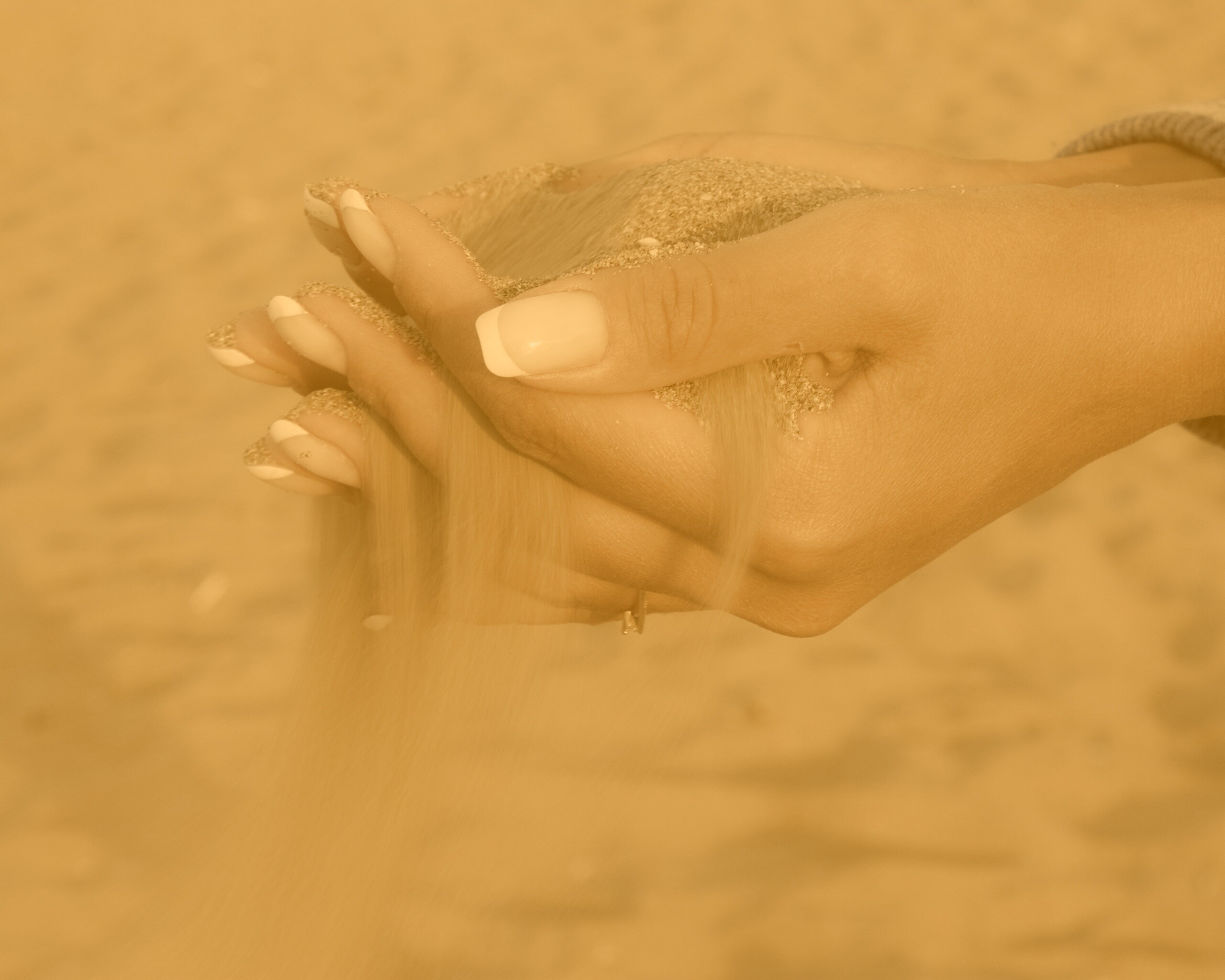 Песок сквозь пальцы обои