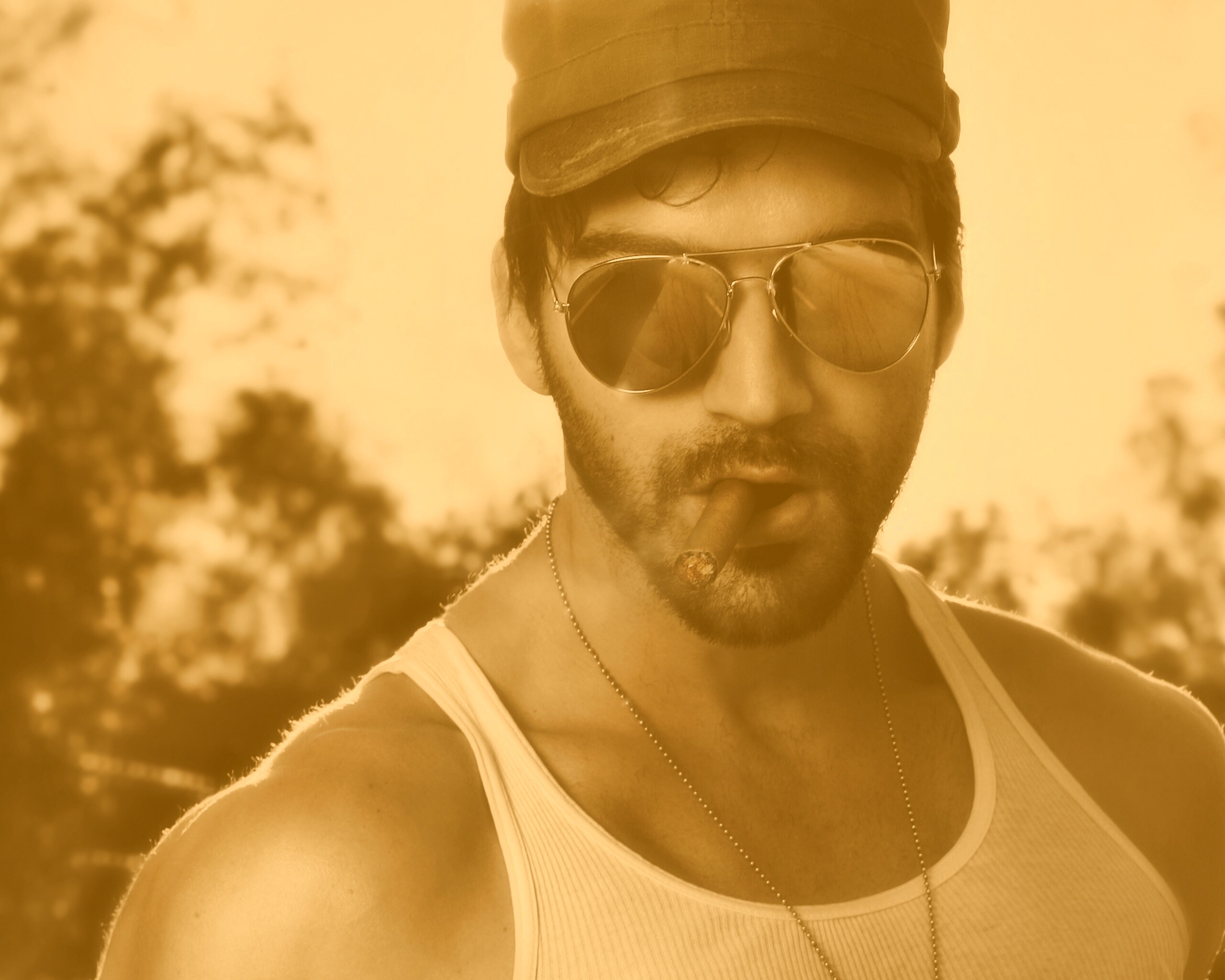 Суровый парень с сигарой обои