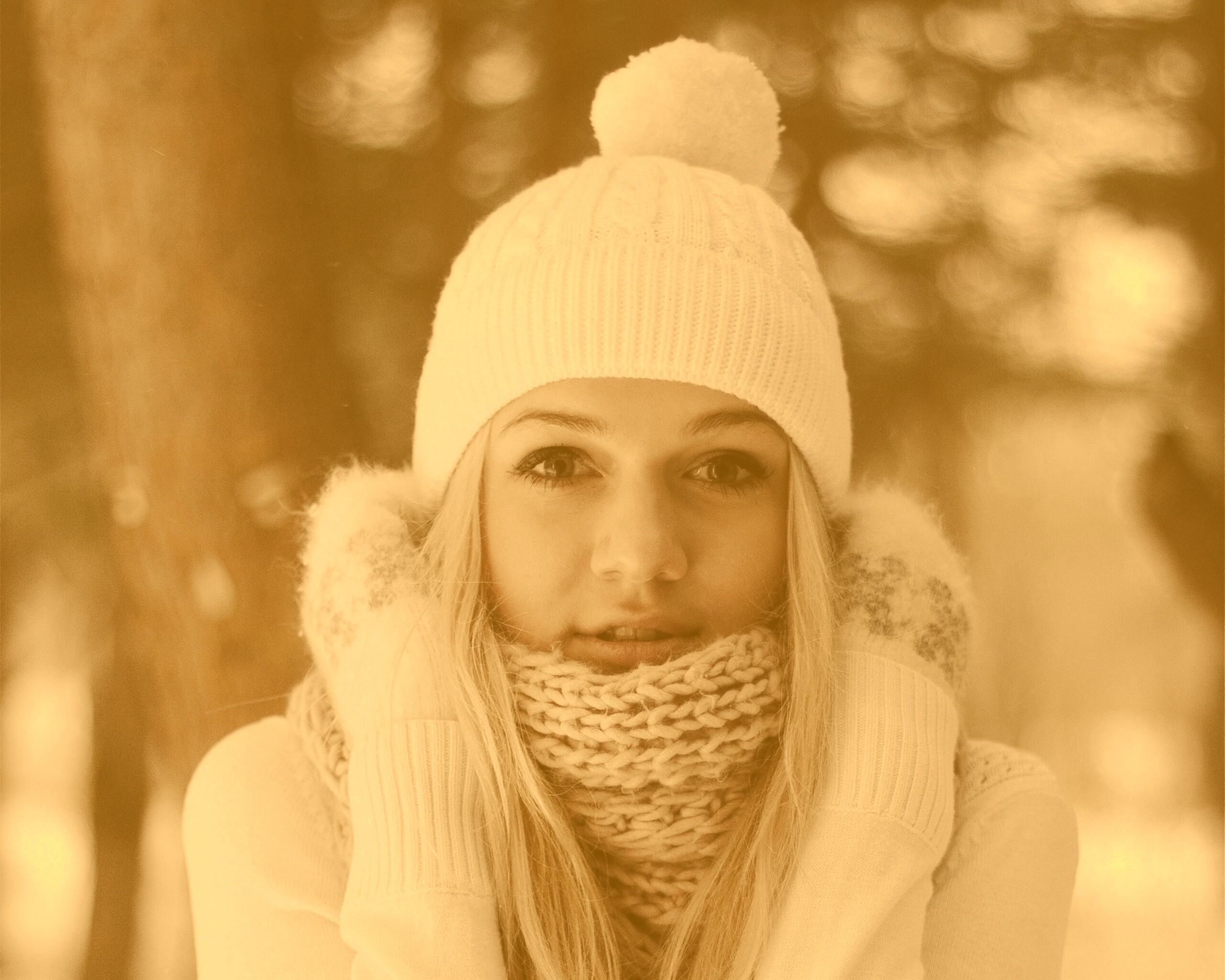 Девушка в белом в снежном лесу обои