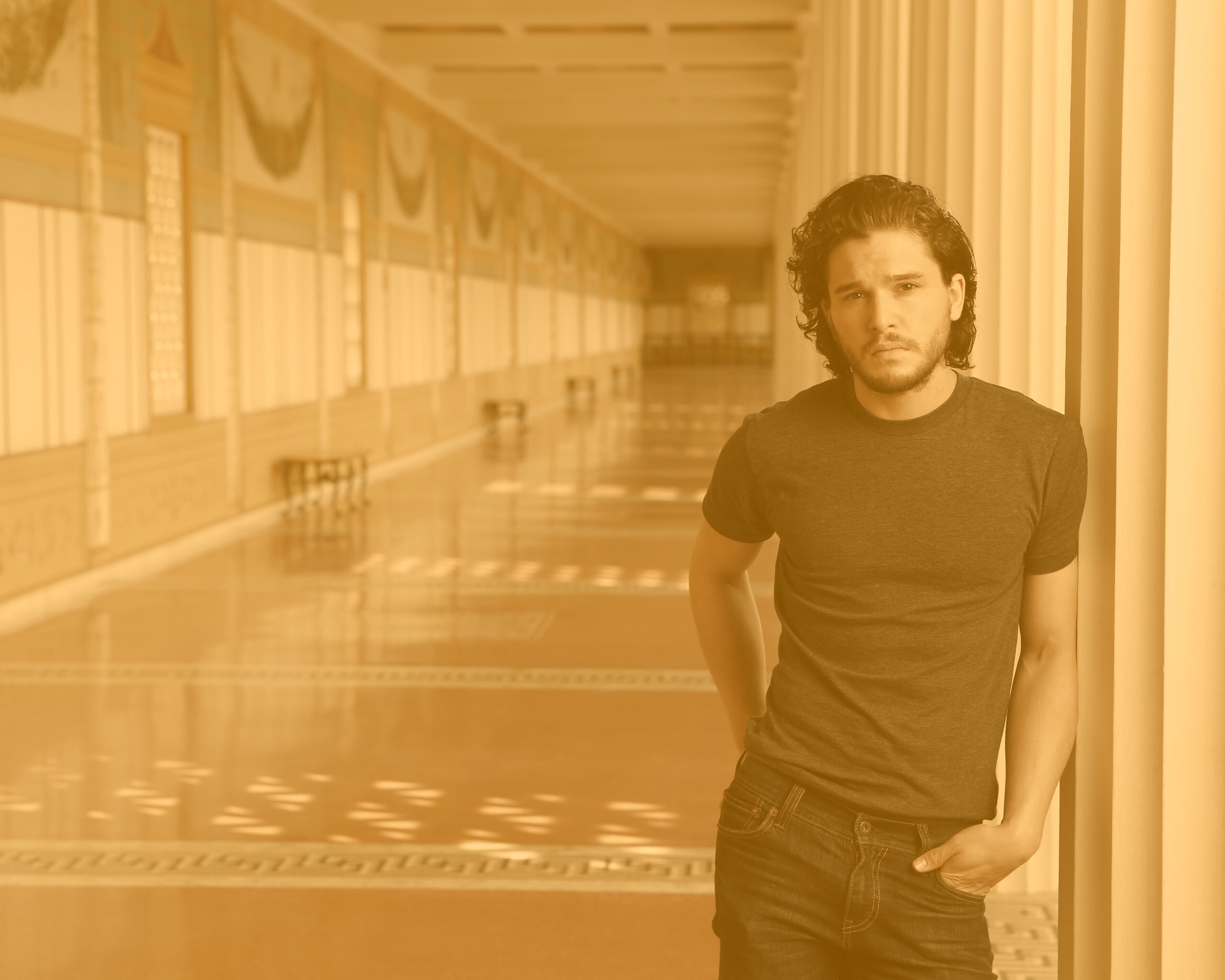 Кит Харингтон у колонны обои