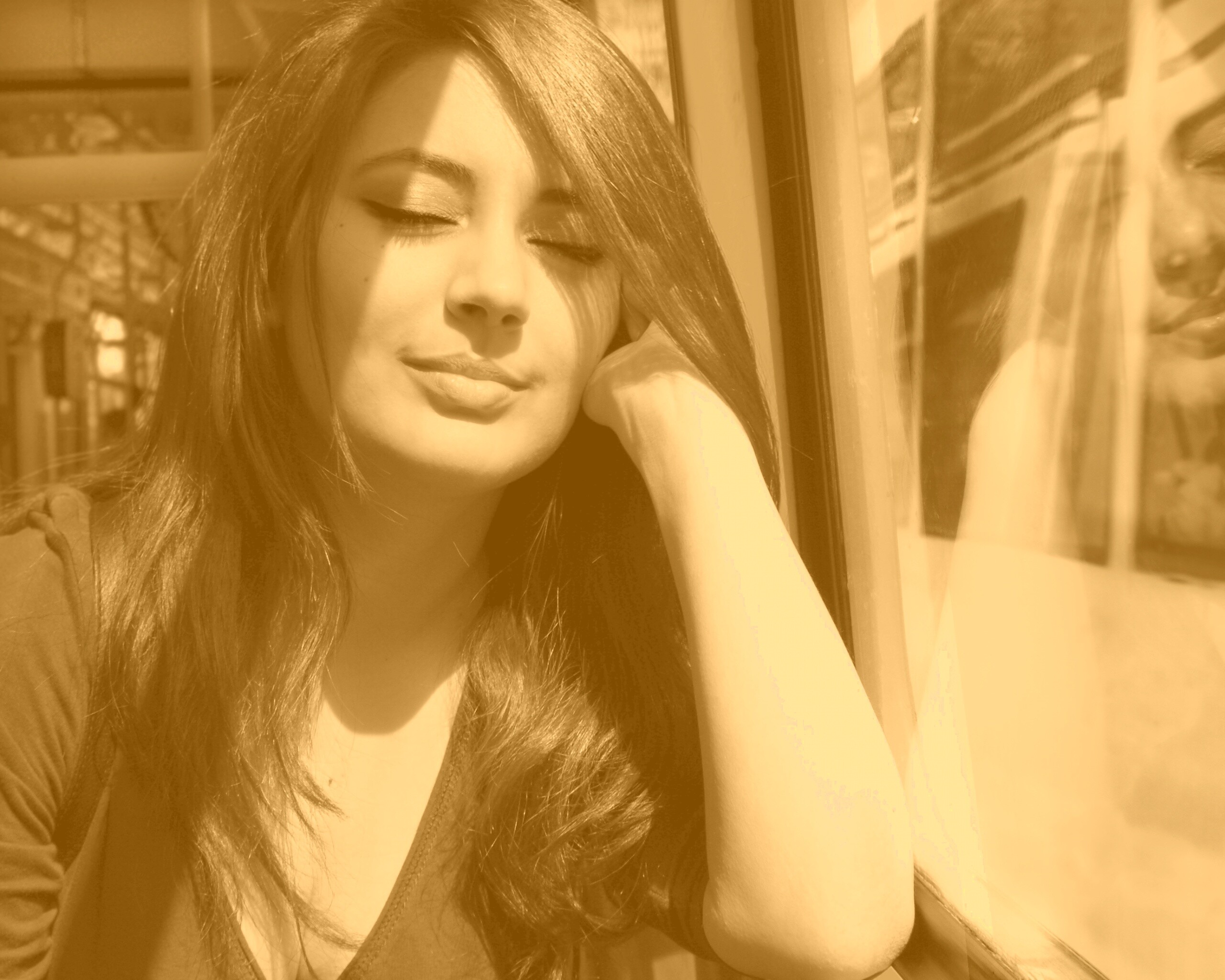 Девушка с закрытыми глазами в электричке обои