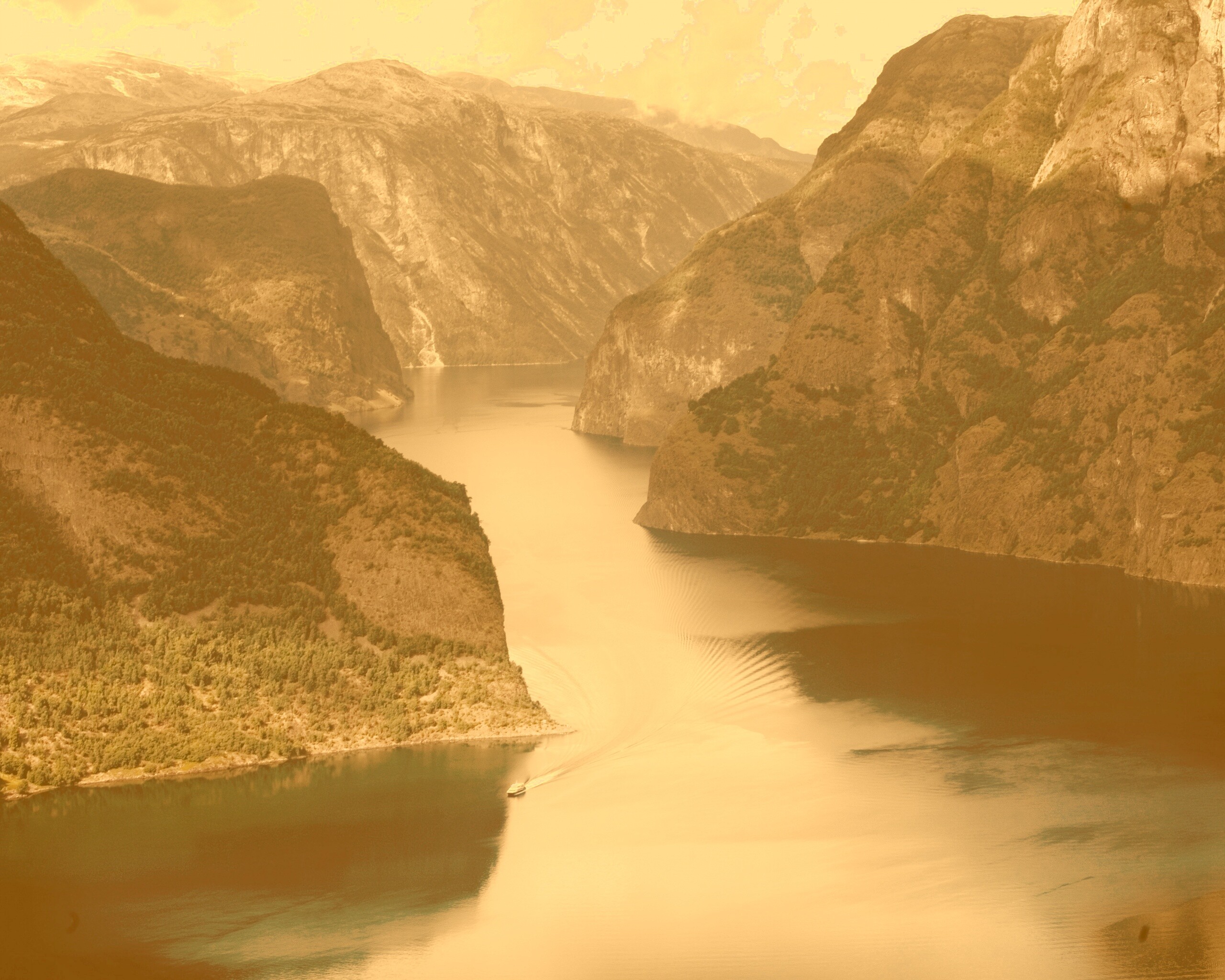 Лодка на реке среди высоких гор обои