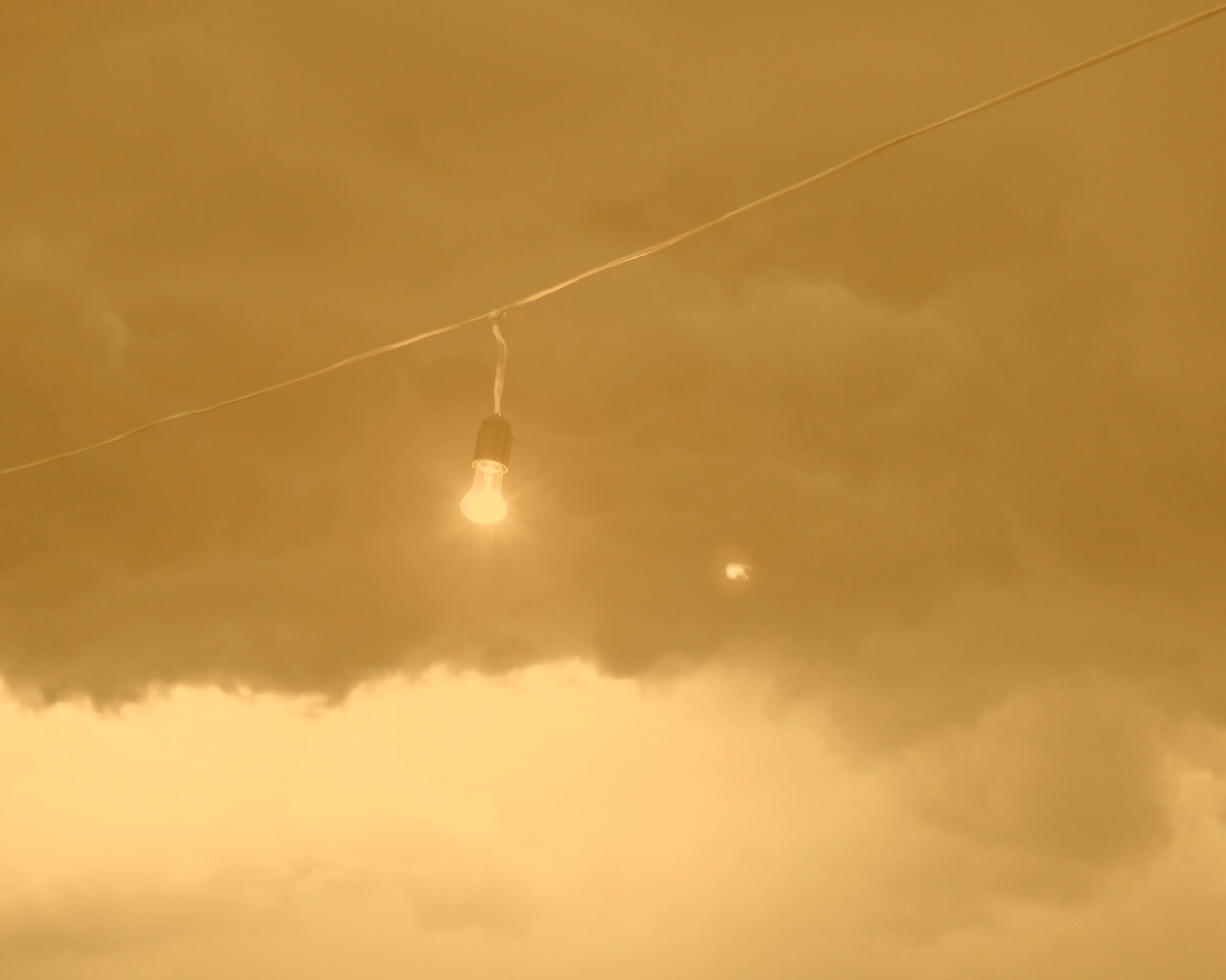 Лампочка на фоне туч обои