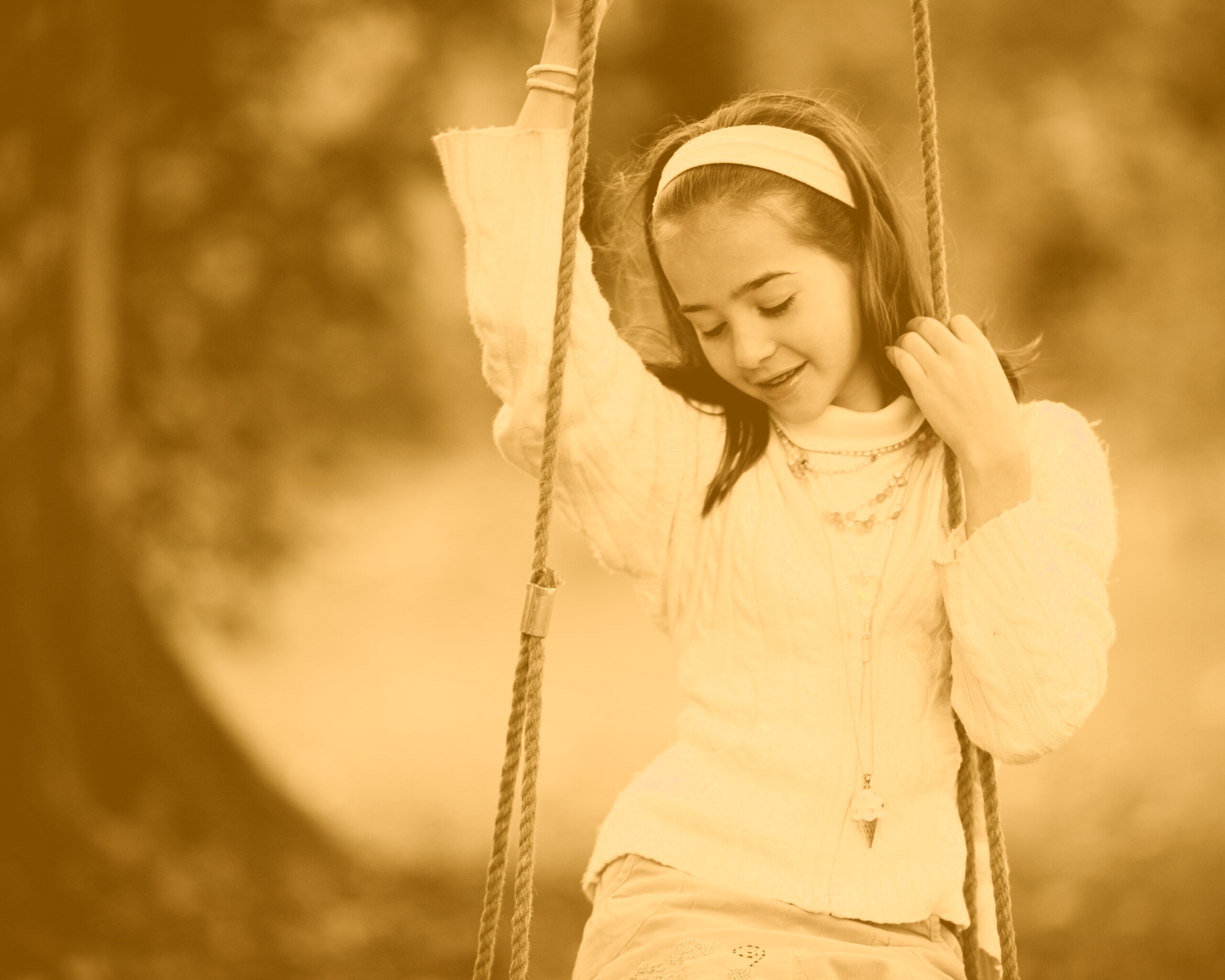 Девочка на качелях обои