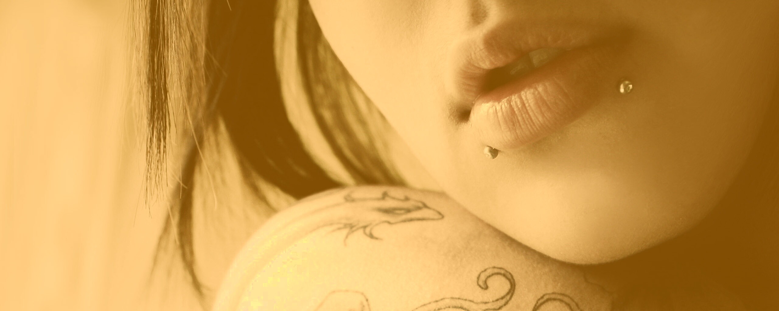 Плечо с татуировкой обои