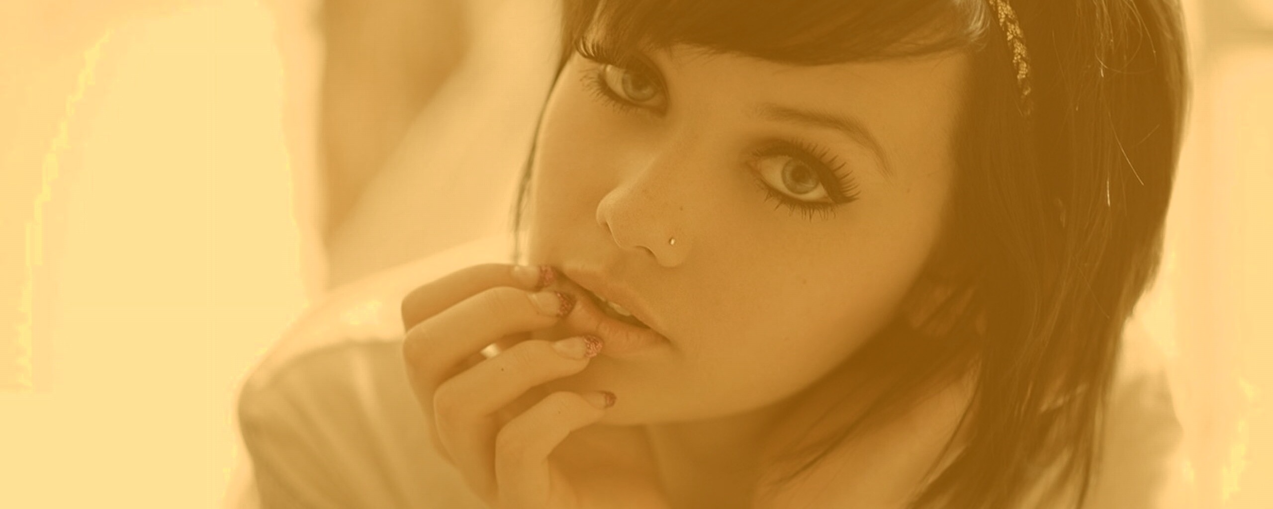 Задумчивая девушка обои