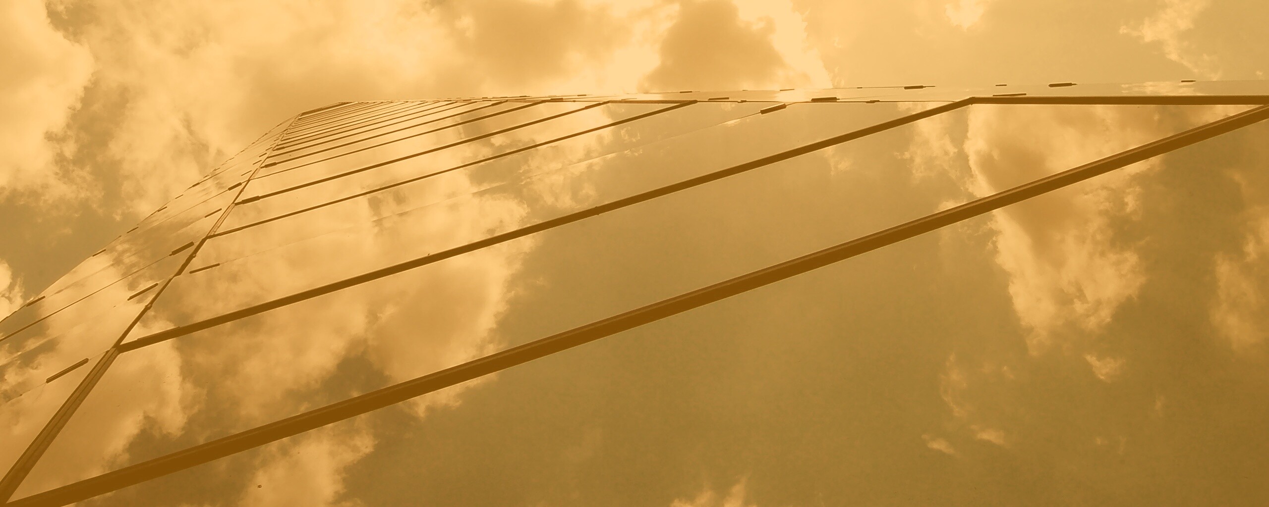 Стеклянный небоскреб уходящий в небо обои