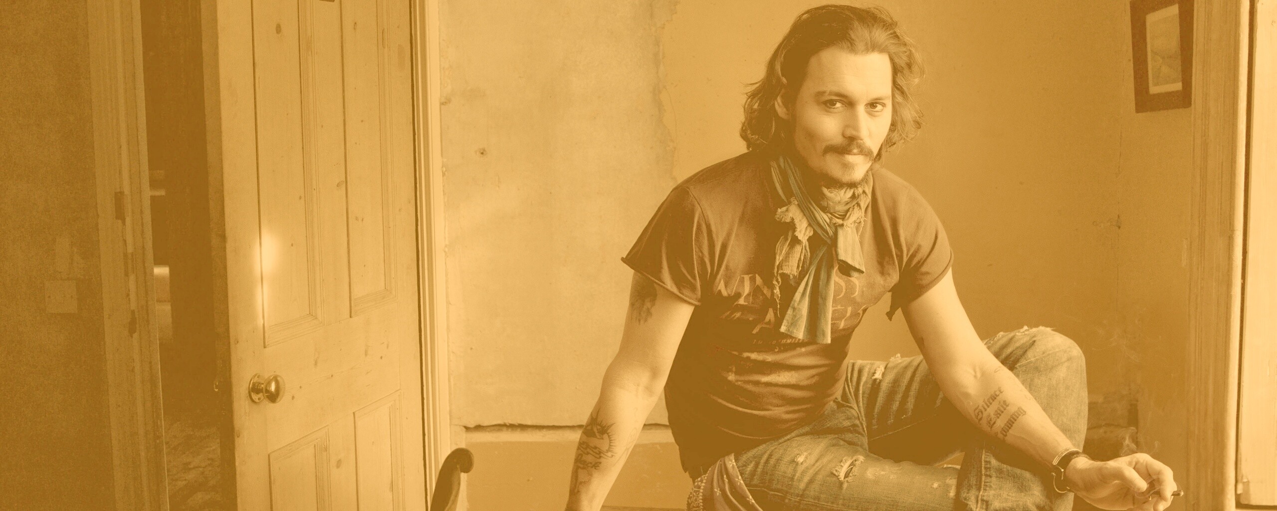 Джонни Депп на столе обои