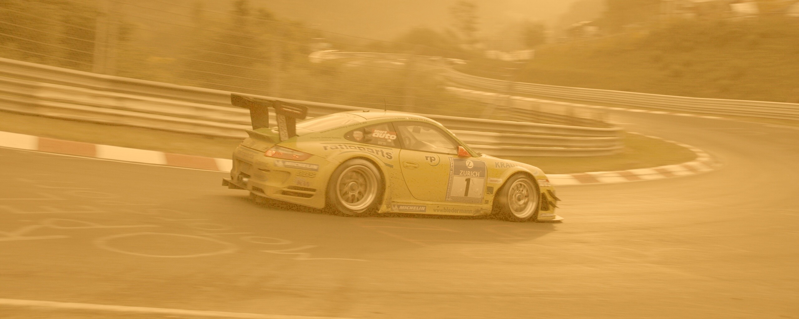 Гоночный Порше на треке обои