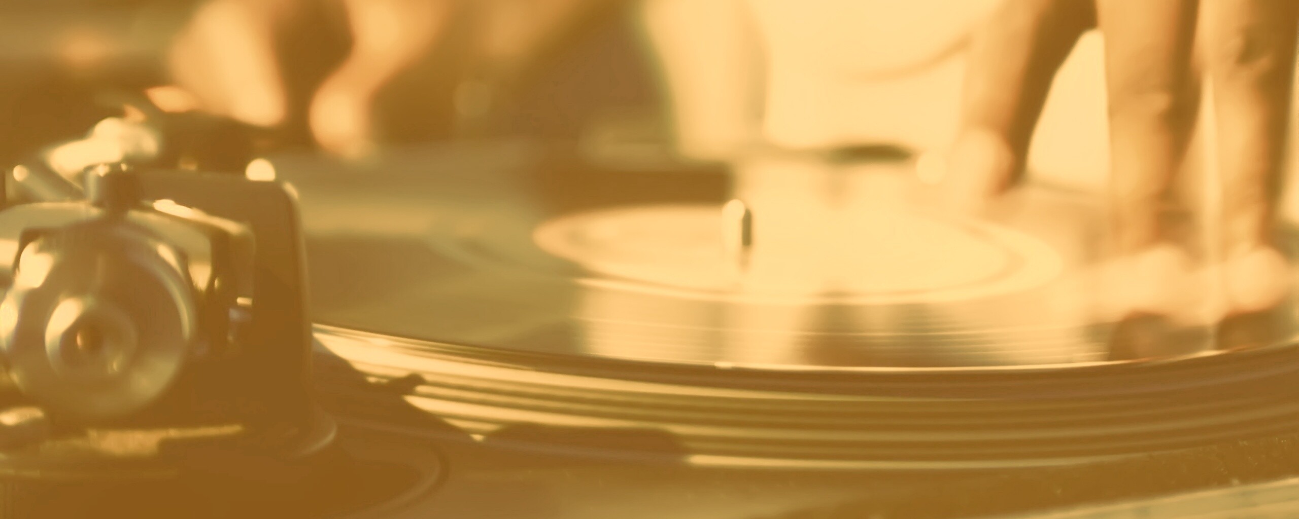 Винил на диджейском пульте обои