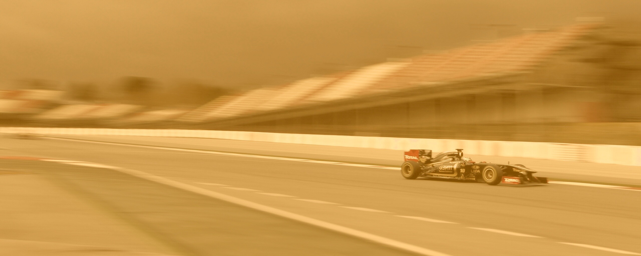 Болид на треке обои