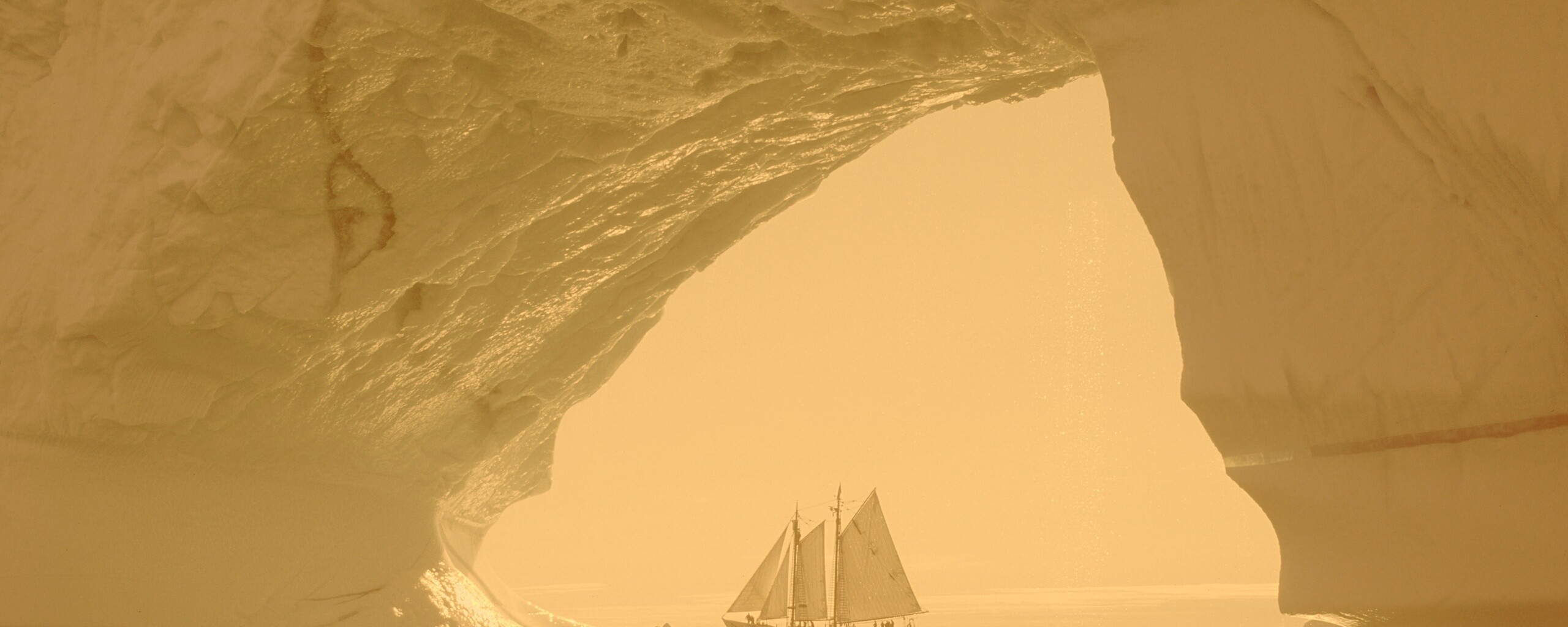 Парусник под ледяной аркой обои