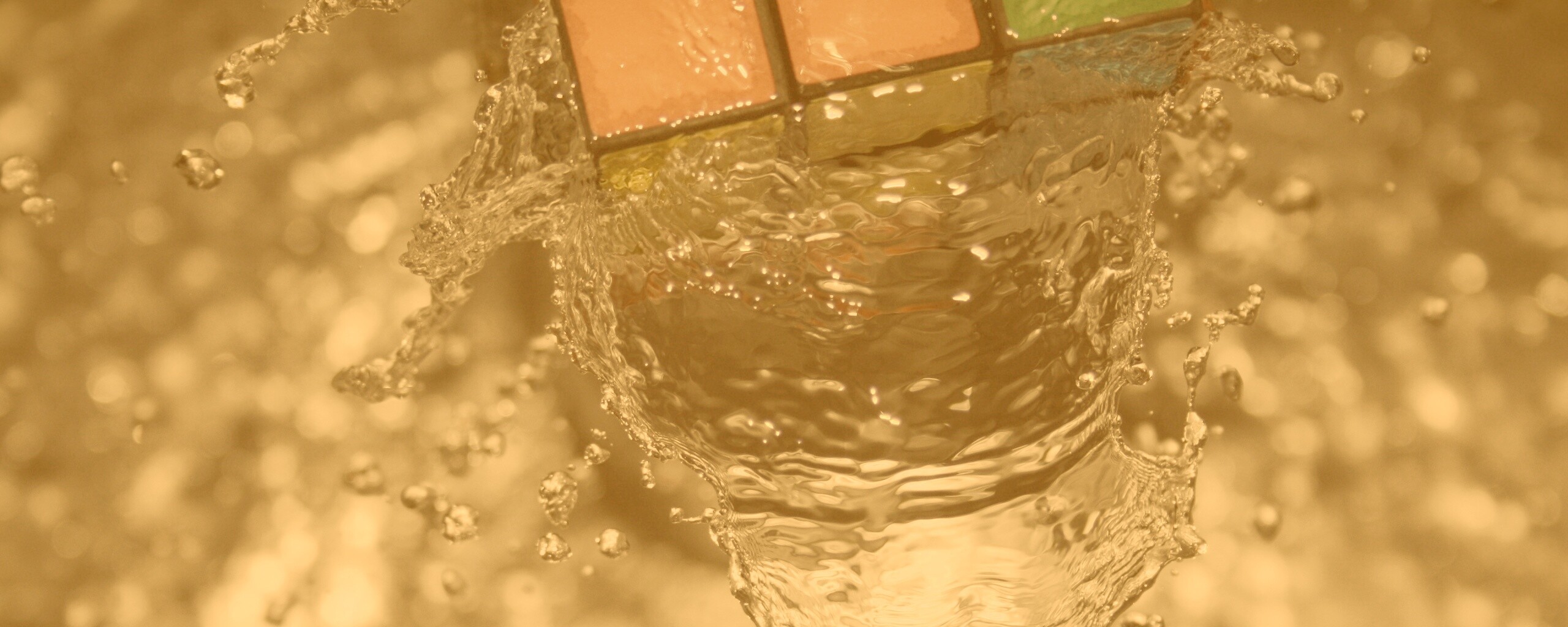 Кубик рубика в воде обои