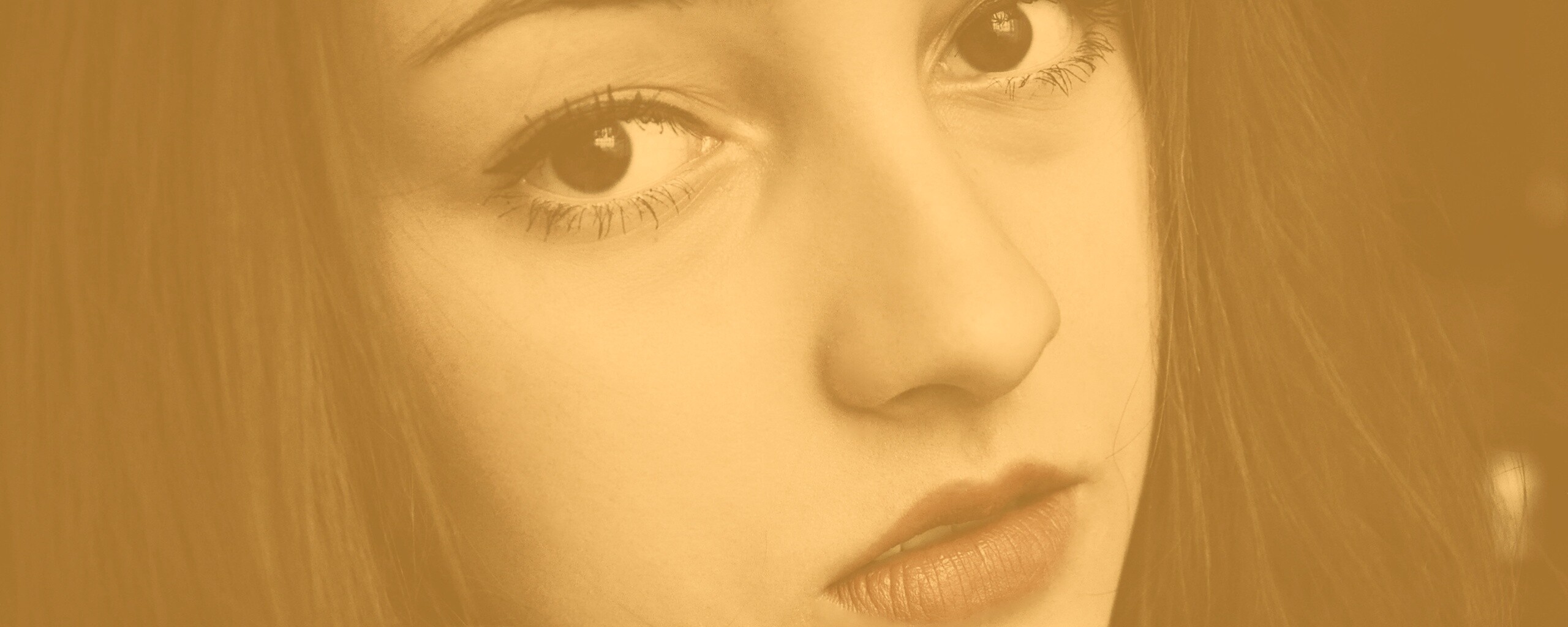 Брюнетка с ярким макияжем и печальным лицом обои