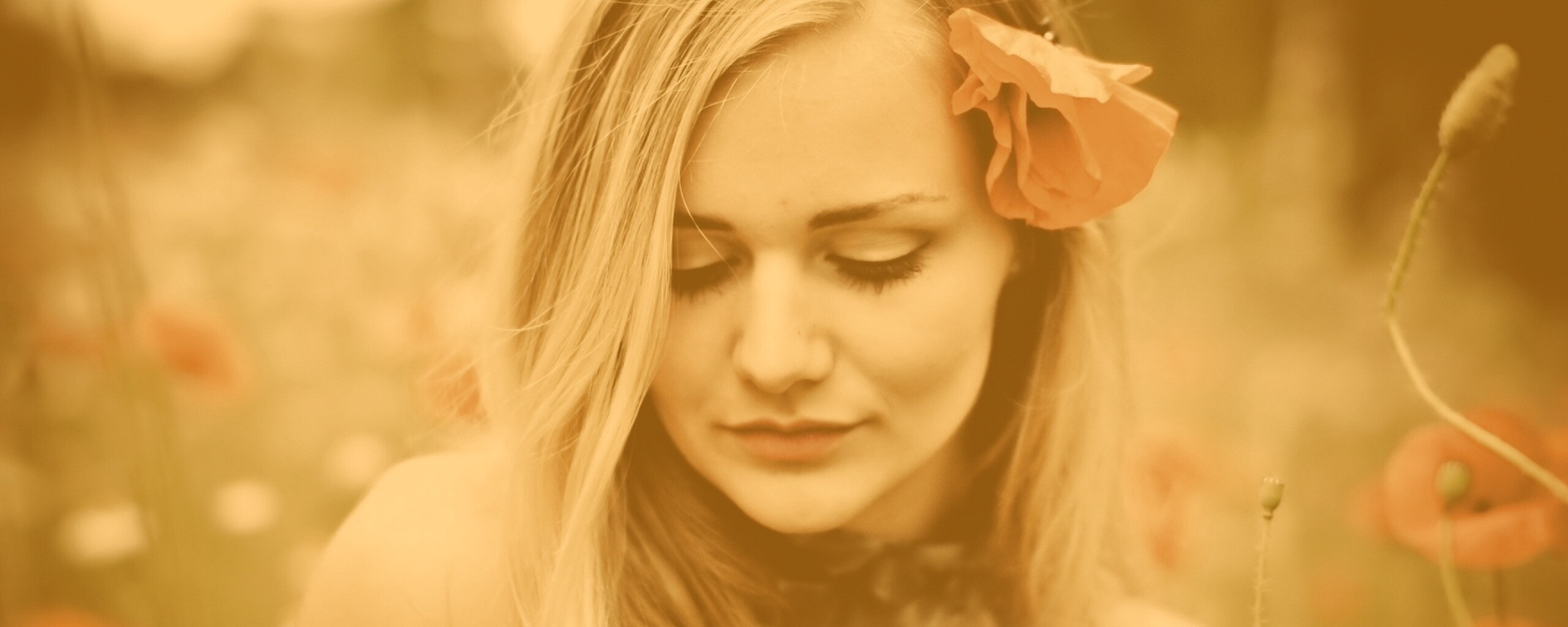 Блондинка в маках обои