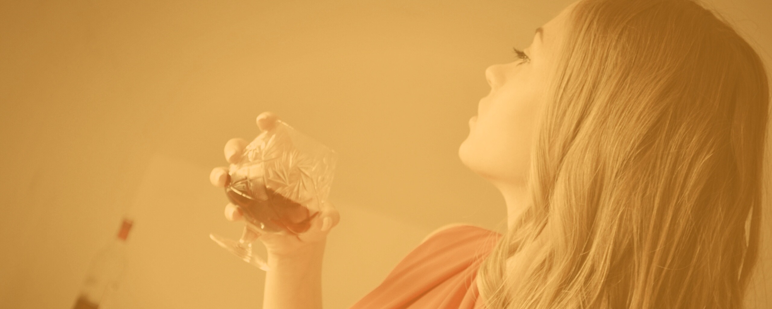 Девушка с бокалом обои