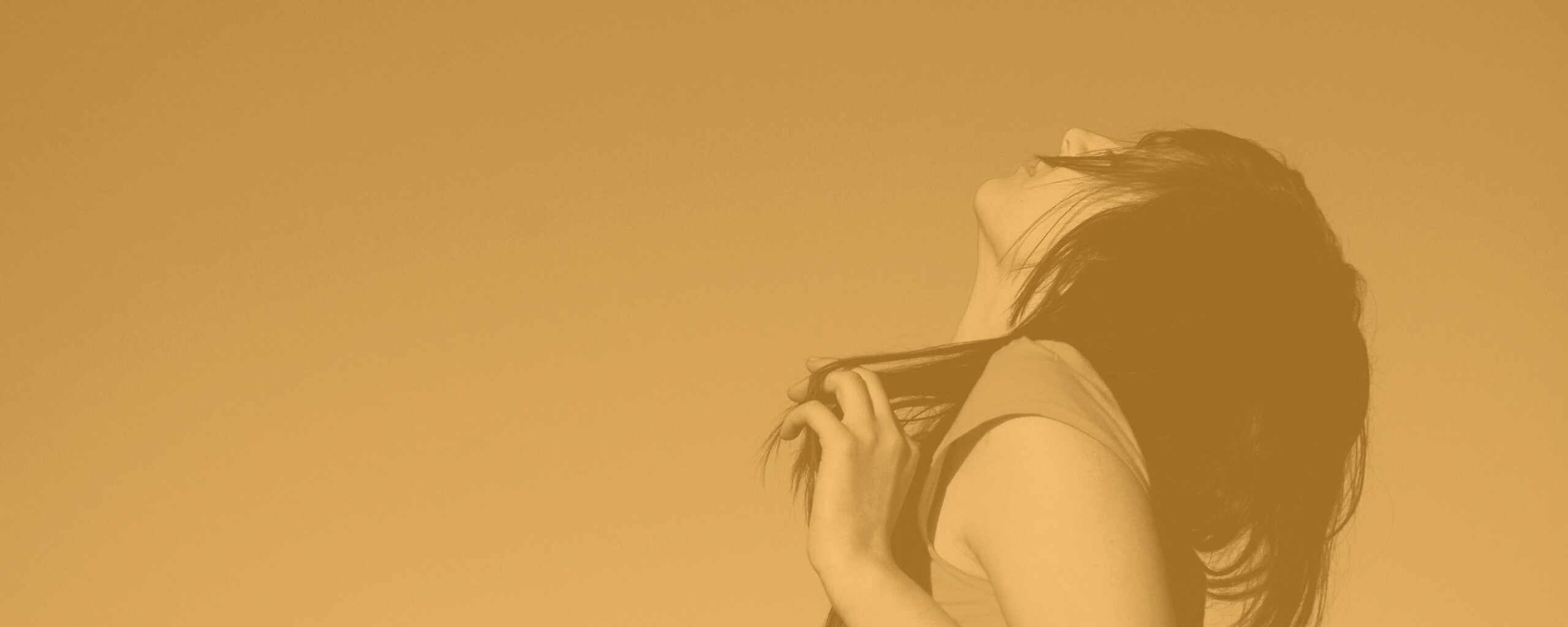 Взгляд брюнетки в небо обои