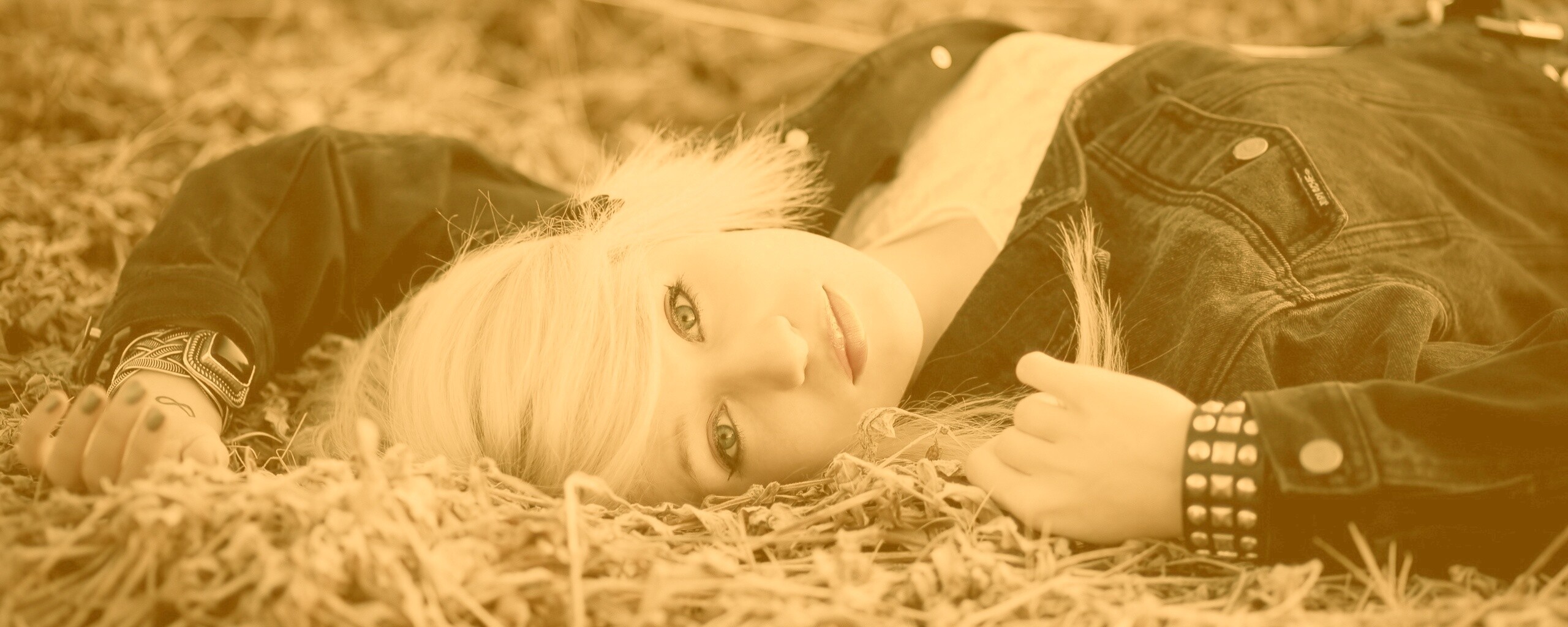 Блондинка лежащая на траве обои