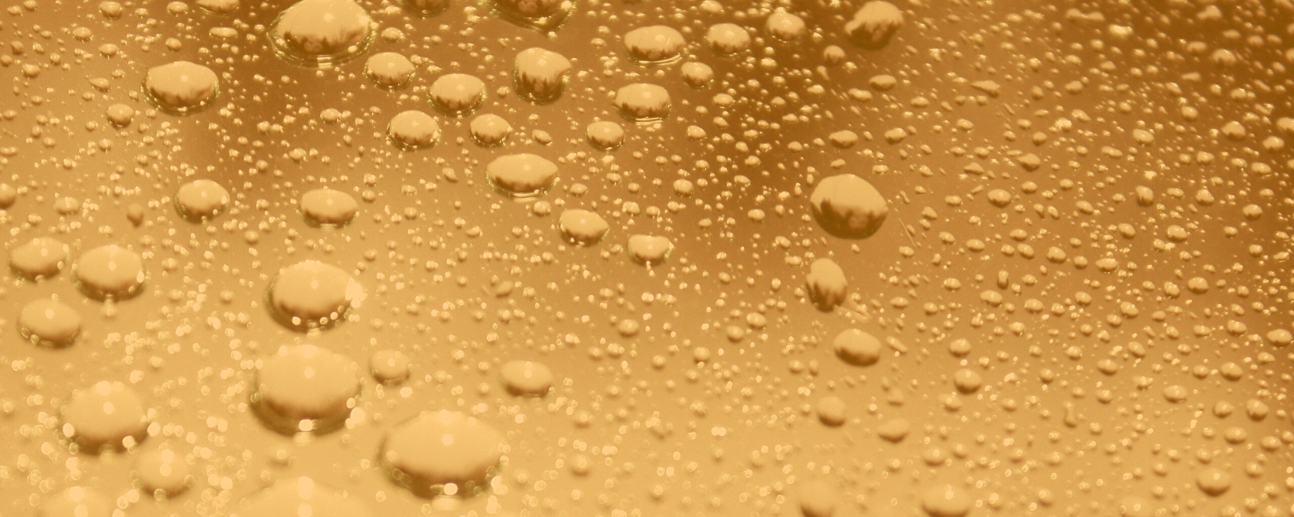 Капли воды на поверхности стекла обои