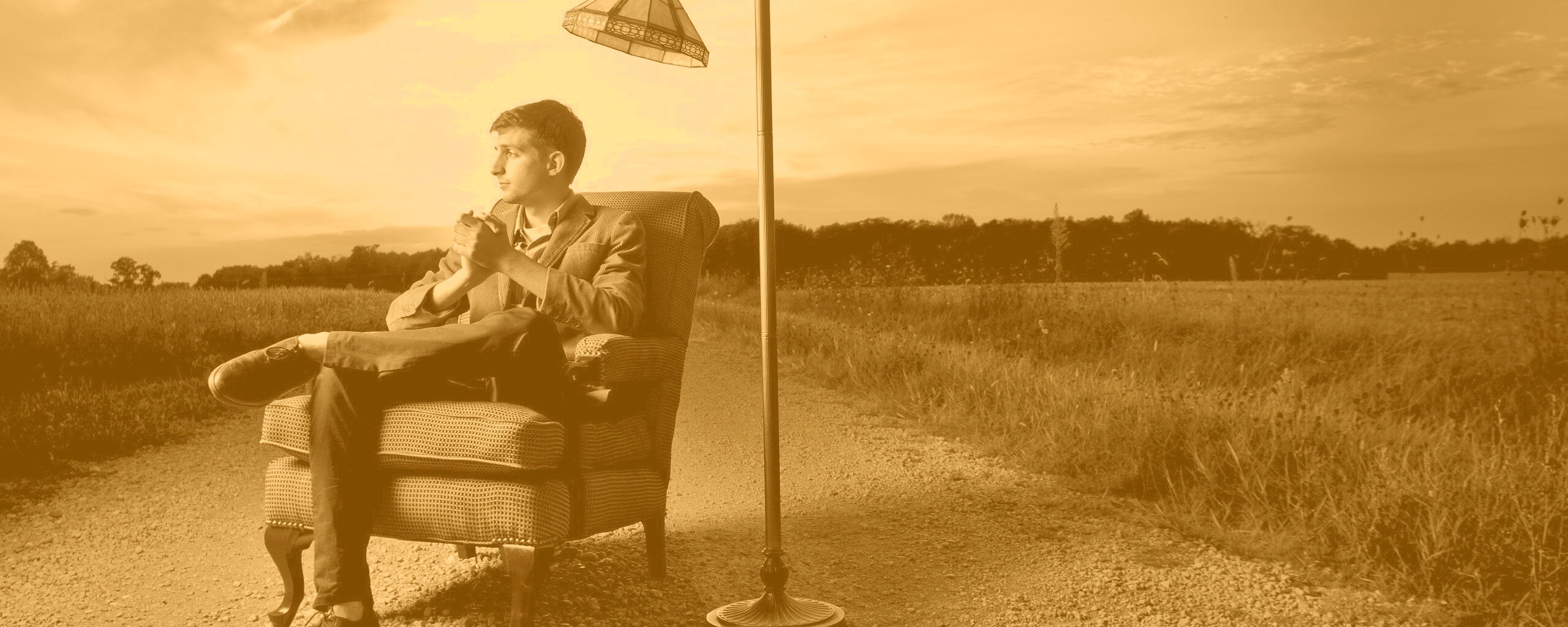 Мужчина в кресле обои