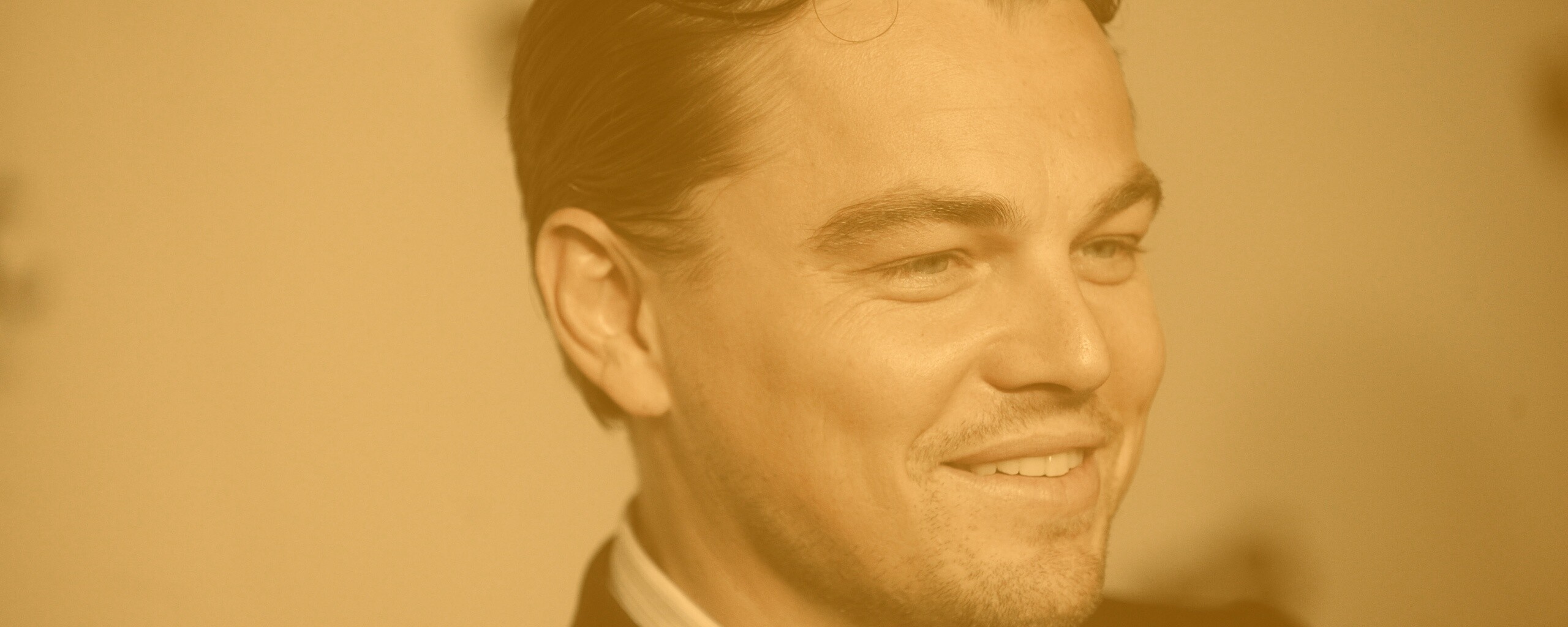 Леонардо Дикаприо в костюме обои