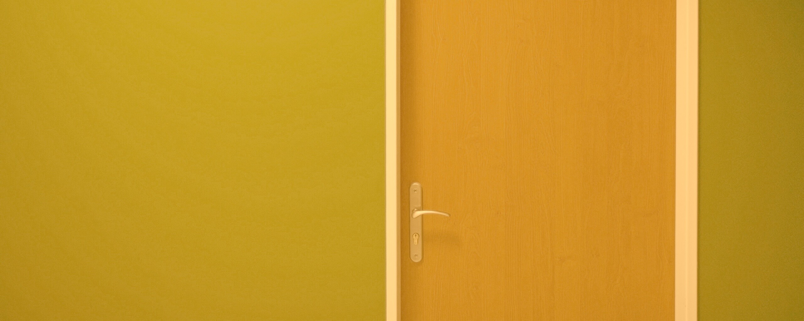 Дверь в стене обои