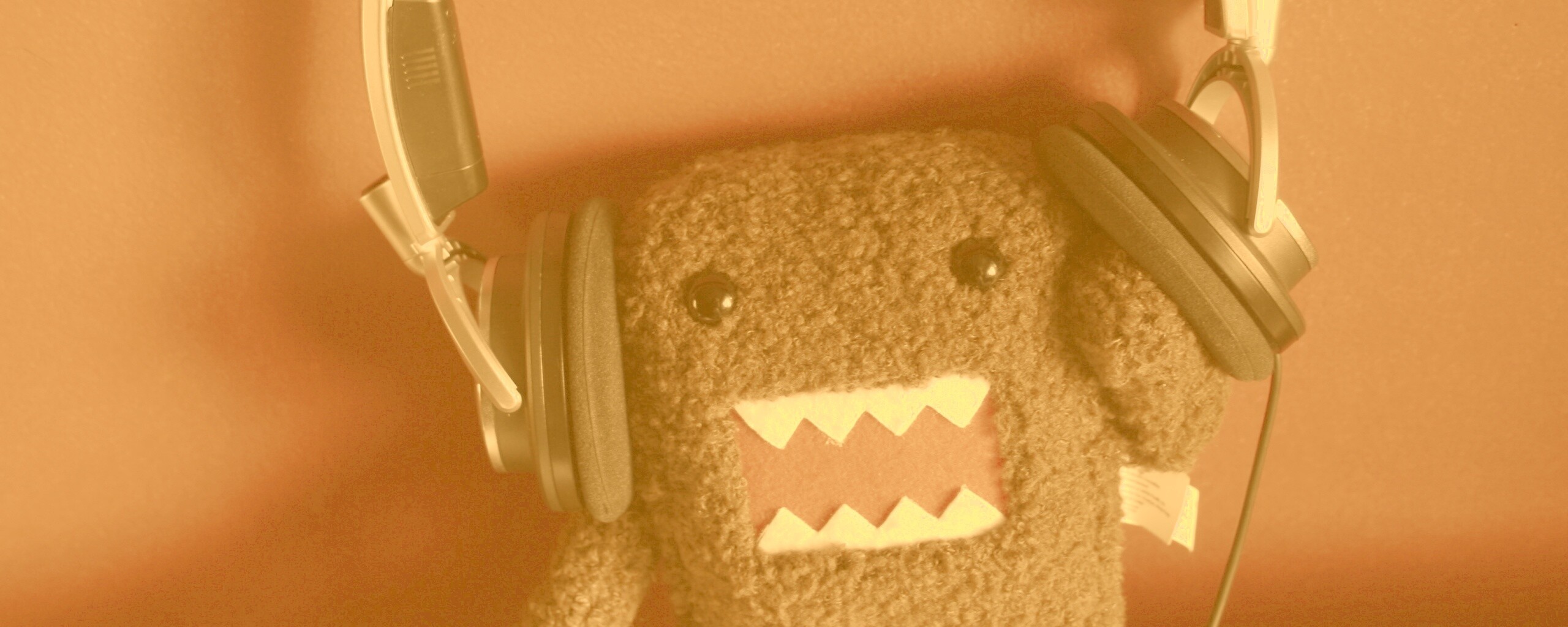 Демокун в наушниках обои