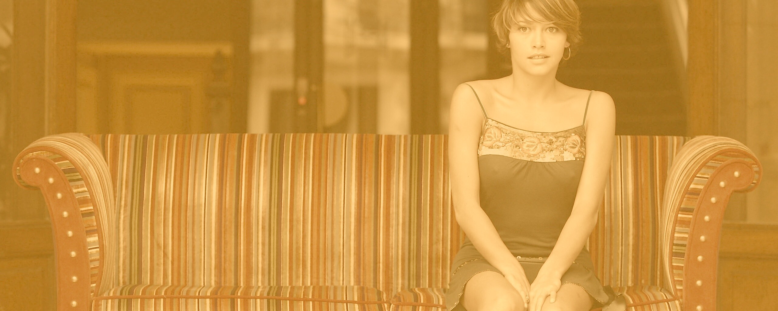 На диване обои