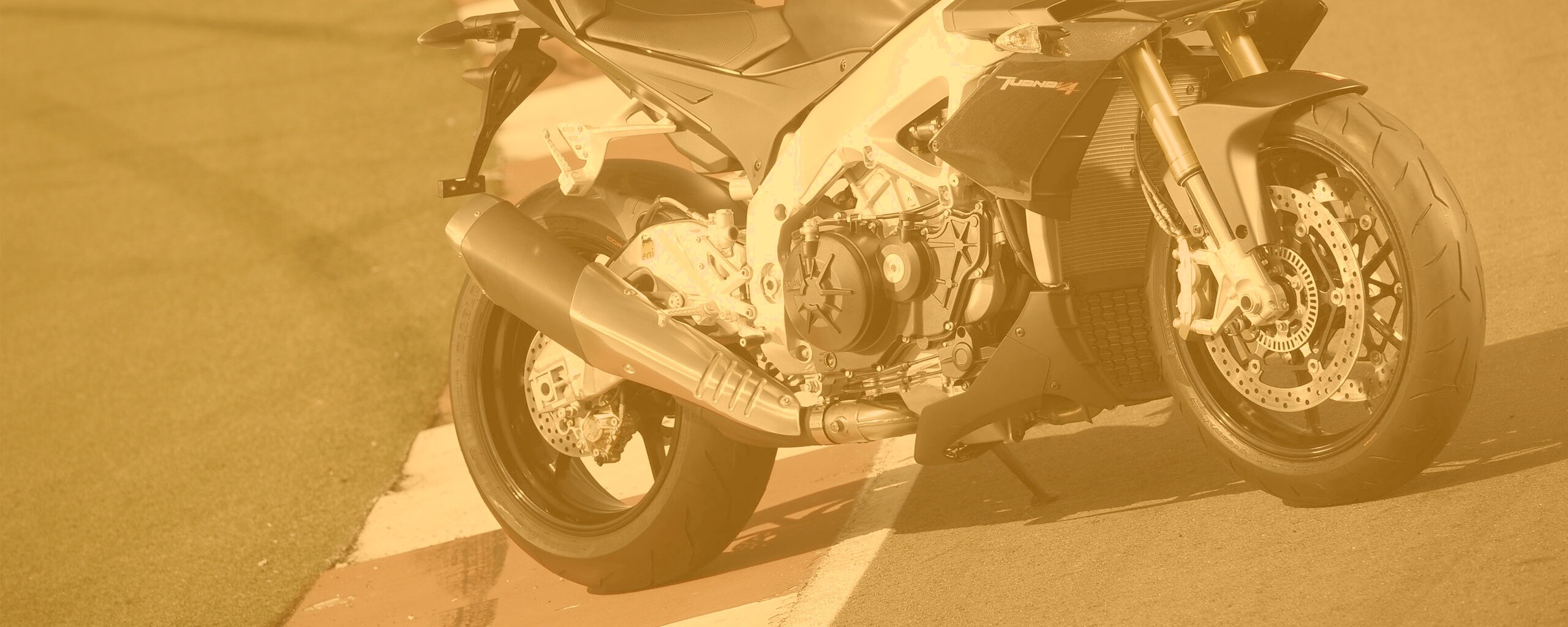 Спортивный мотоцикл Априлия на треке  обои