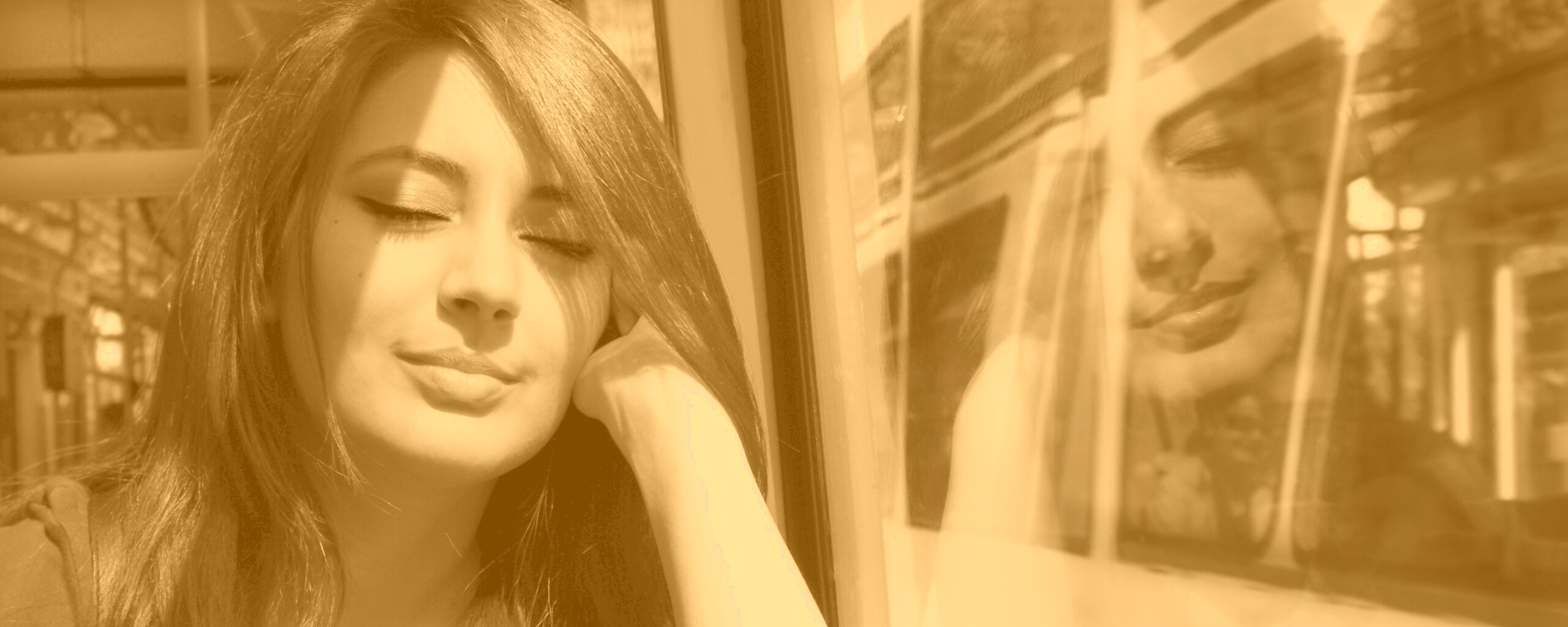 Девушка с закрытыми глазами в электричке обои