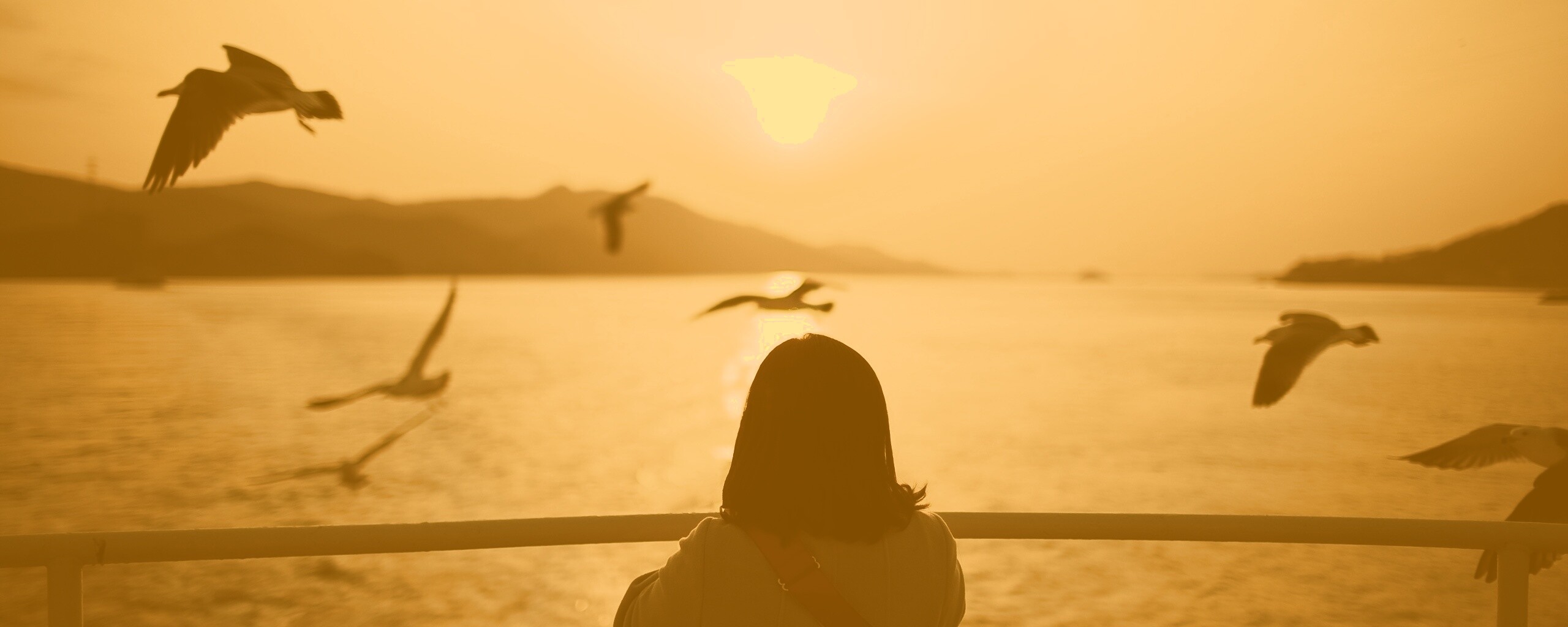 Девочка глядит на озеро обои