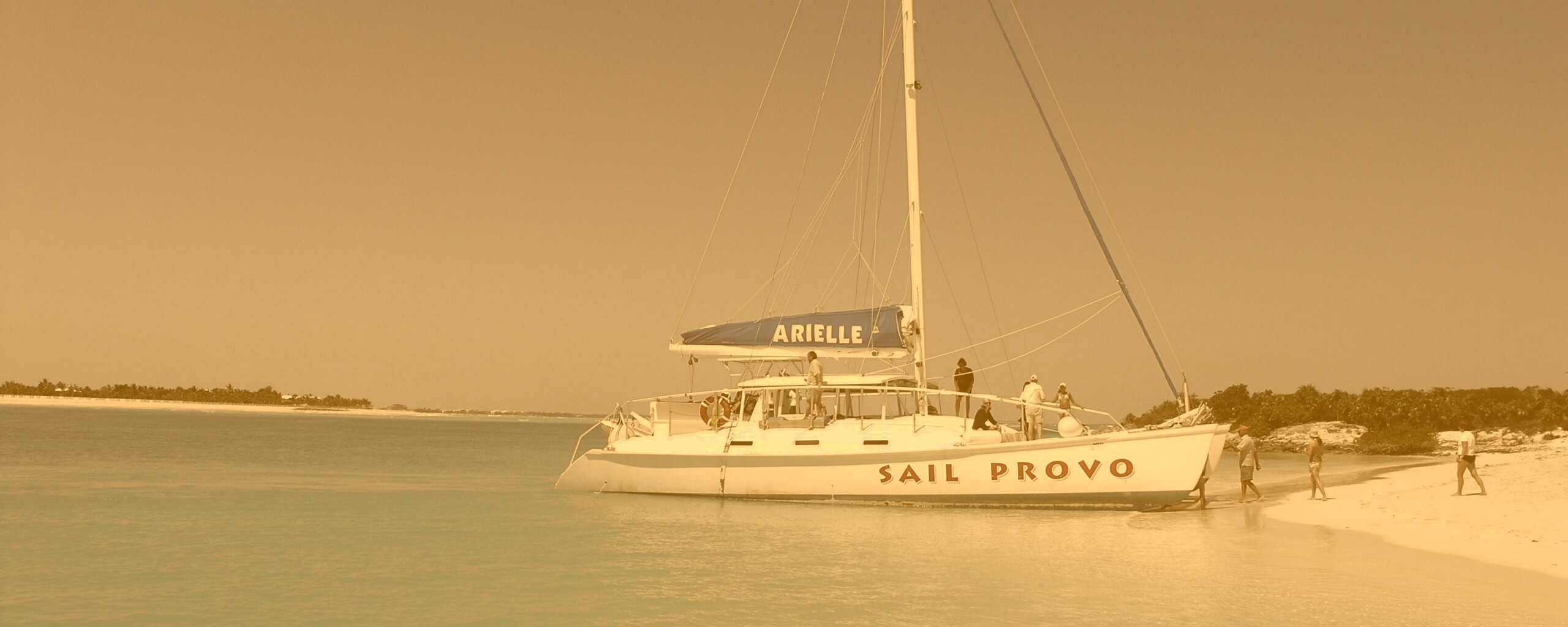 Яхта в голубой лагуне обои