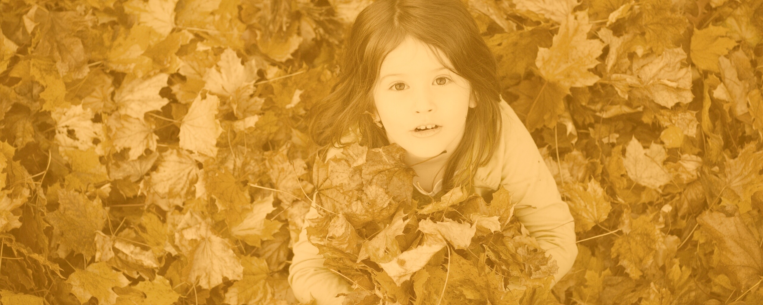 Девочка и осень обои