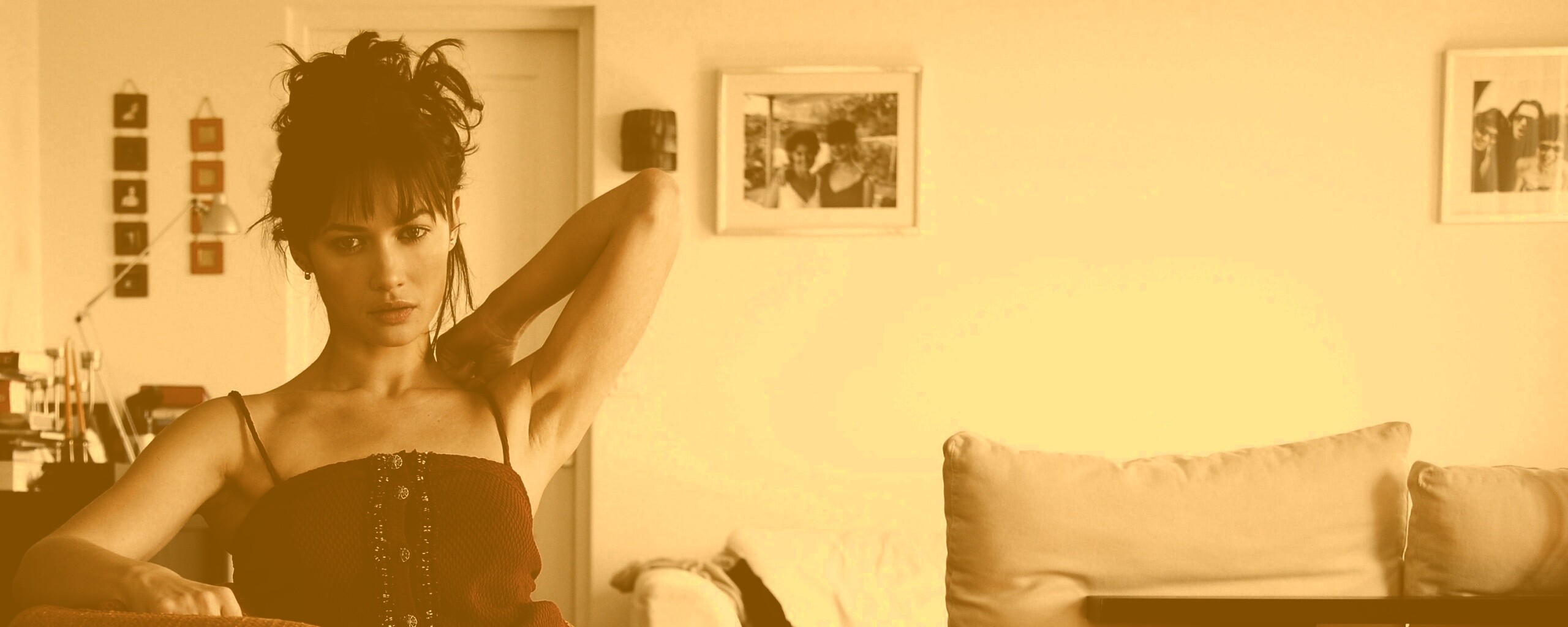 Ольга Куриленко на кресле обои