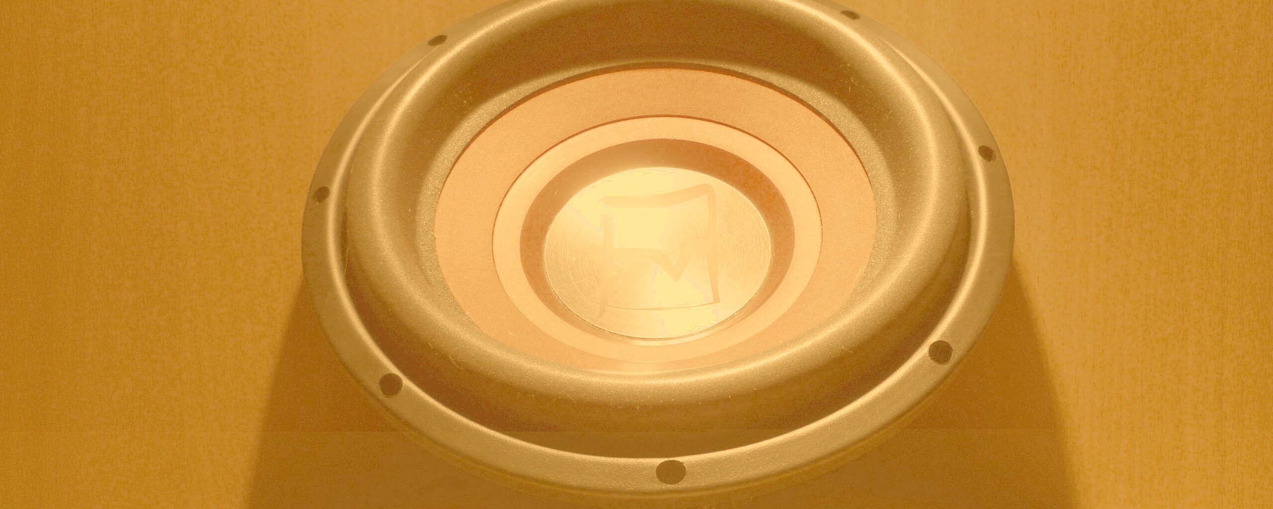 Сабвуфер в углу обои