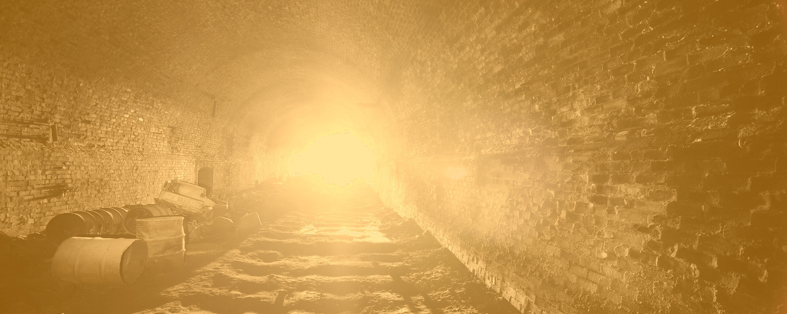 Захламленный тоннель обои