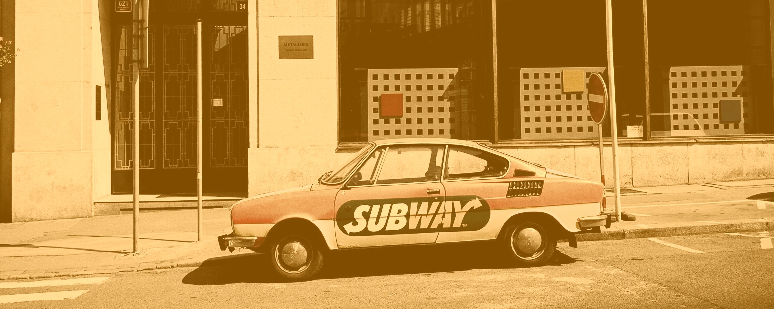 Реклама Subway на машине в Праге обои