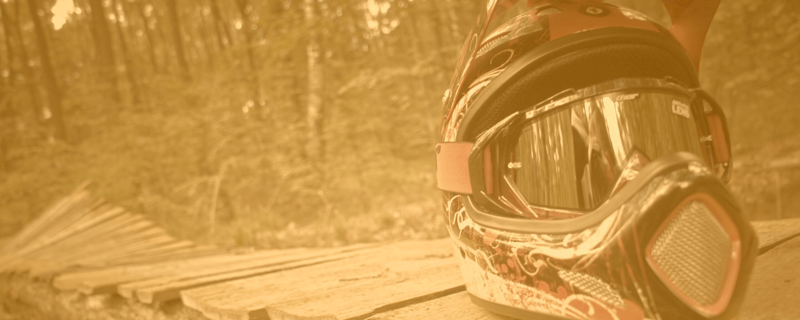 Шлем на лесной велотрассе обои