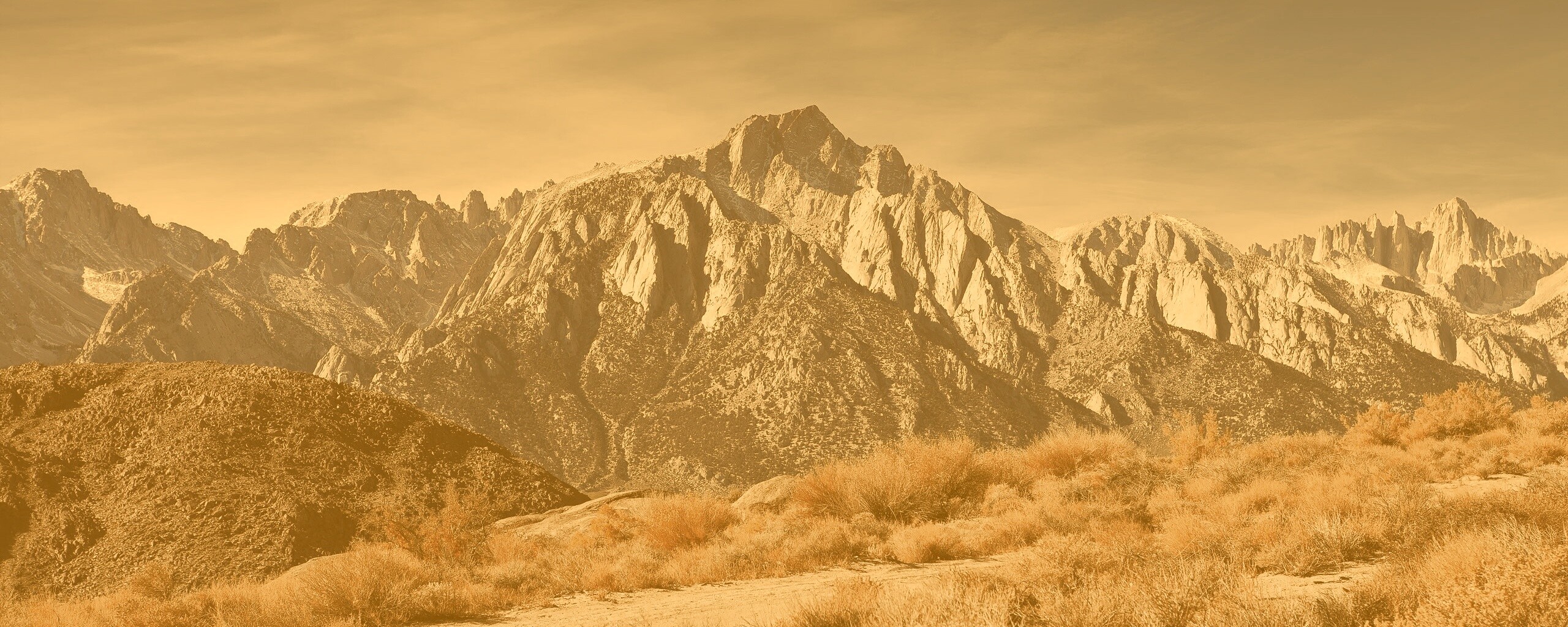 Горы у пустыни обои