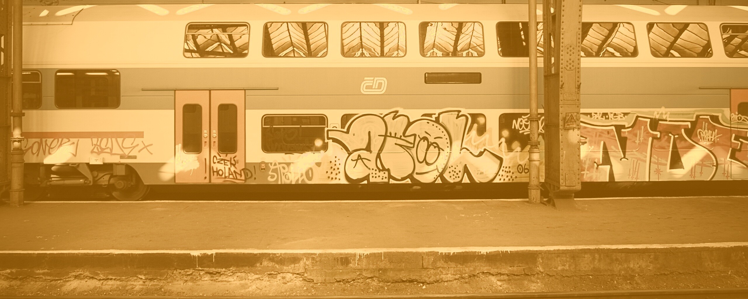 Изрисованный вагон метро обои