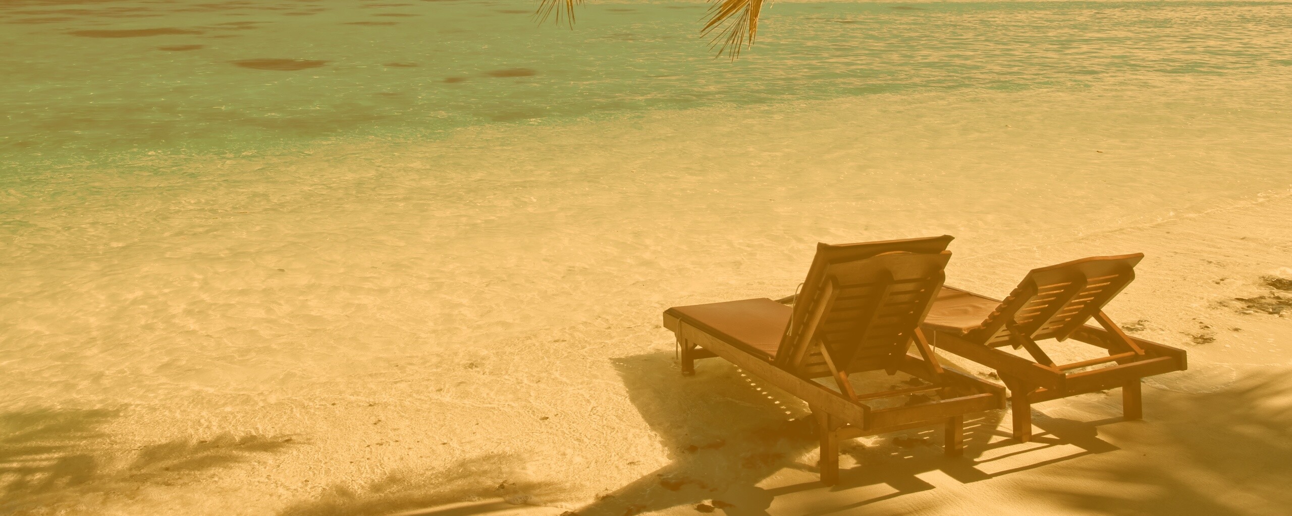 Шезлонги у самой воды обои