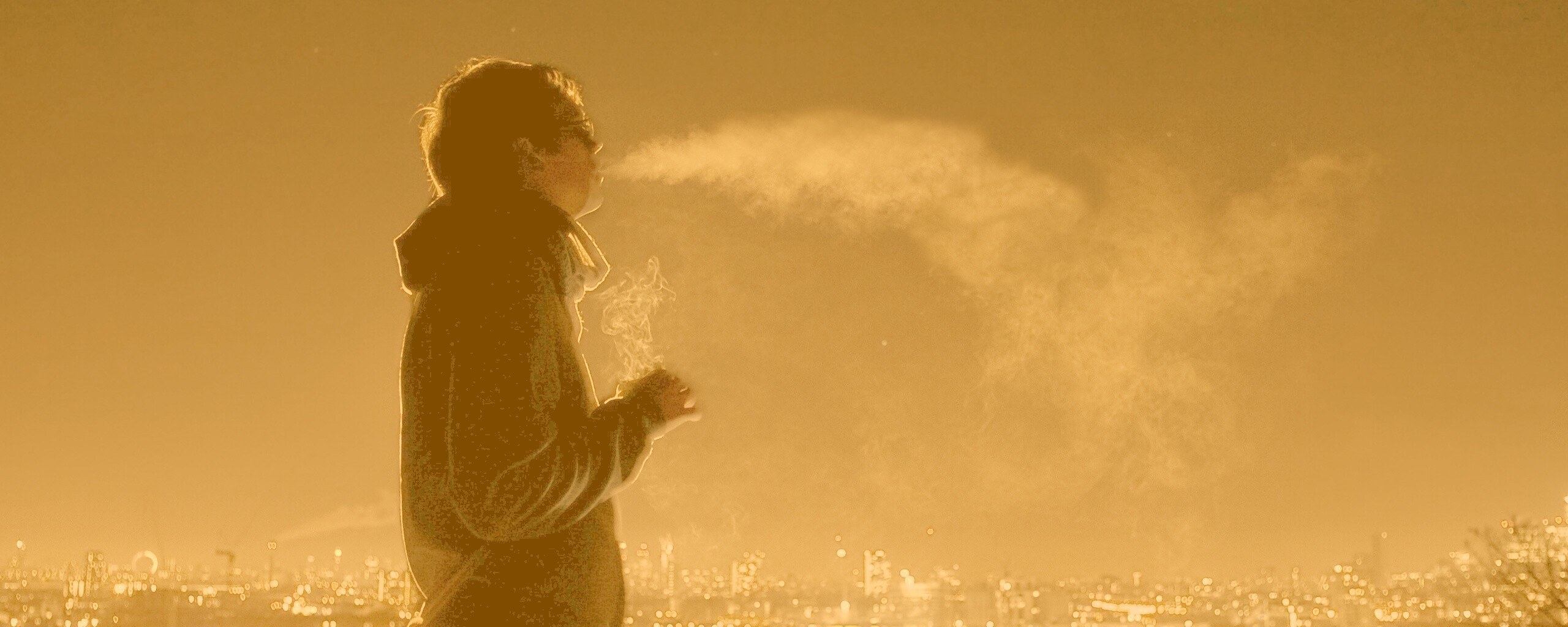 Курящий на крыше парень обои