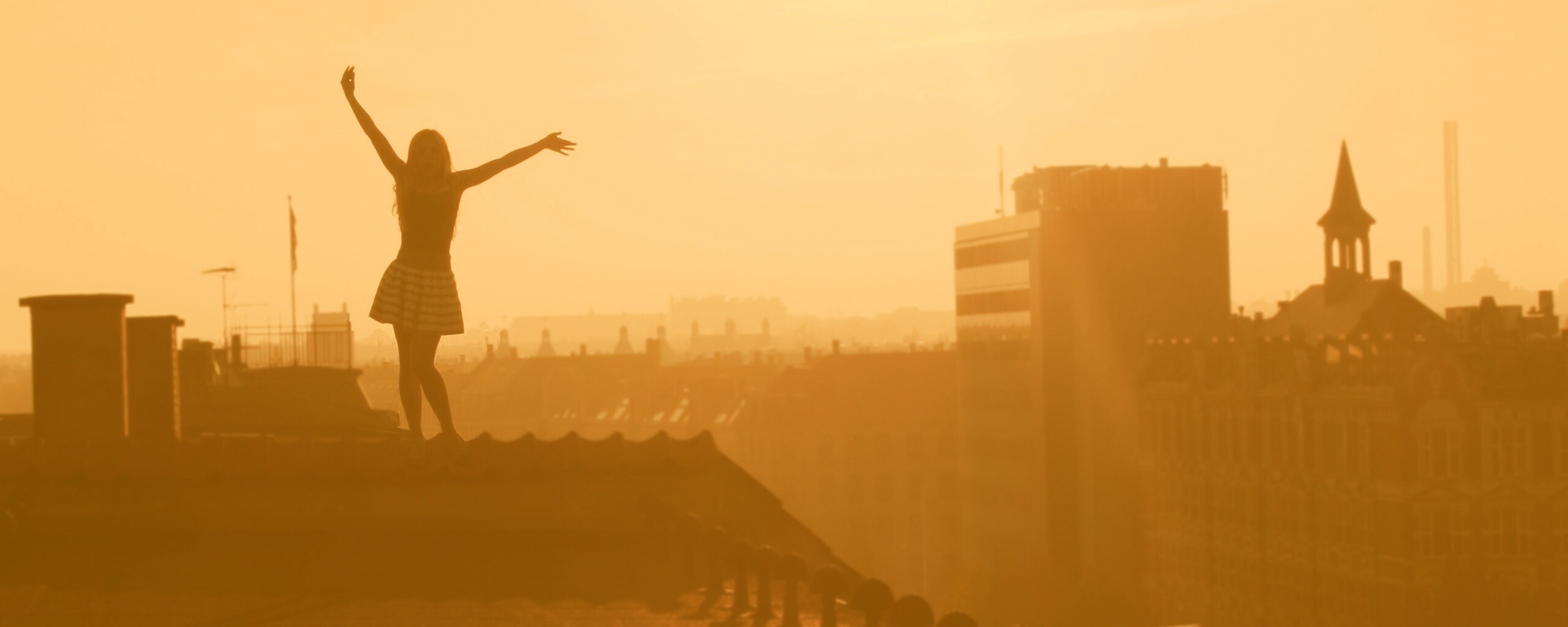 Девушка на крыше обои