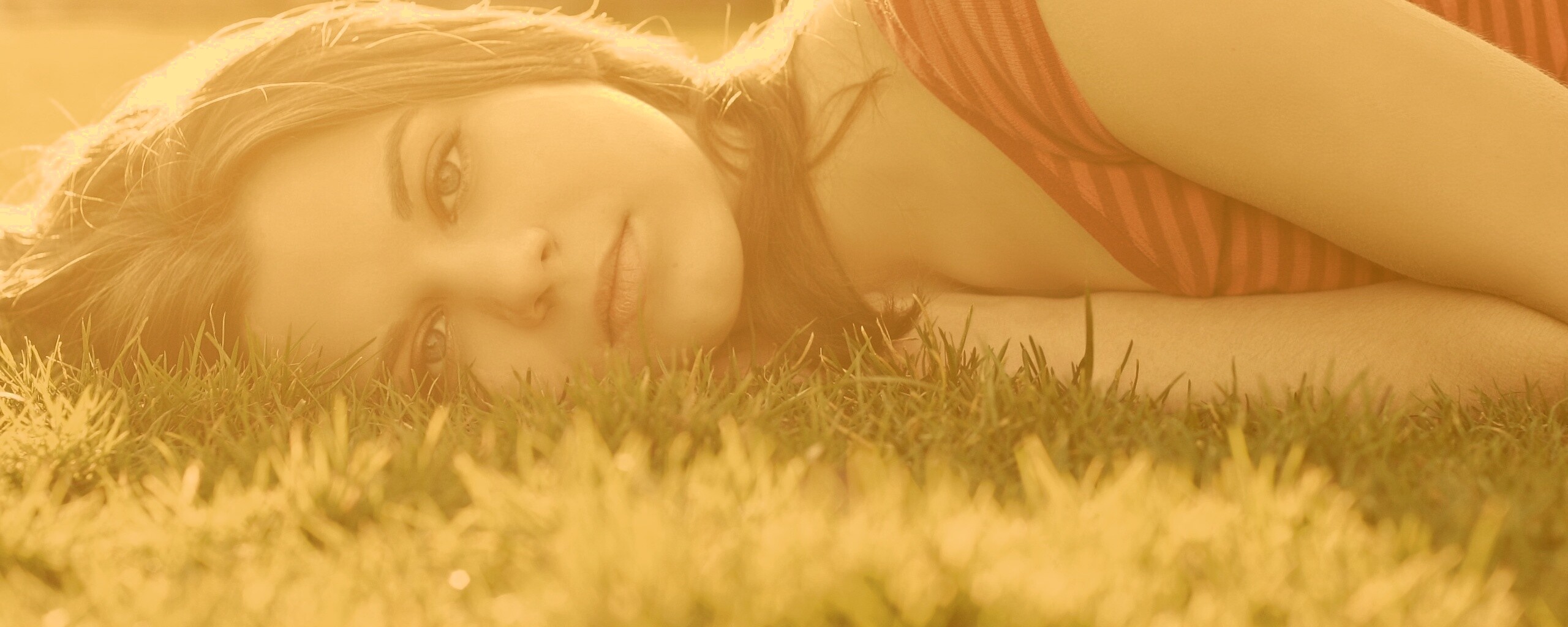 Девушка на траве обои