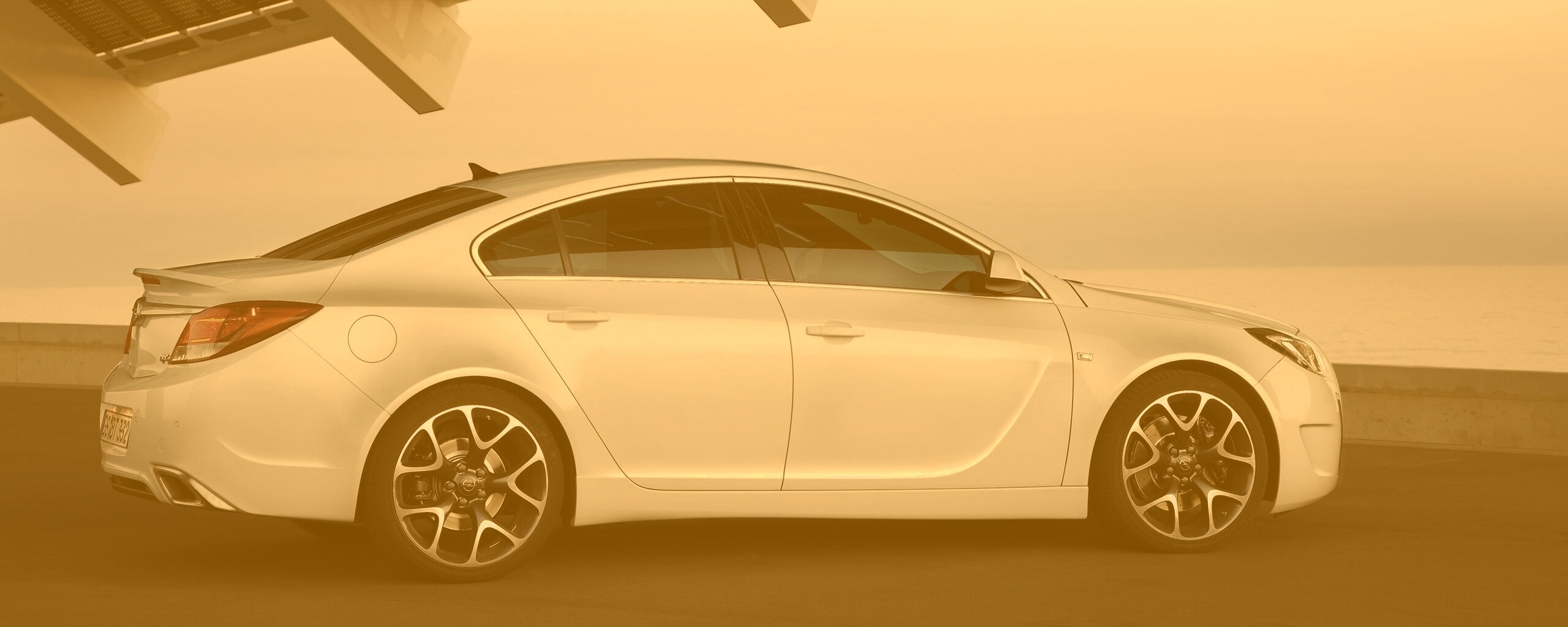 Белый седан под крышей обои