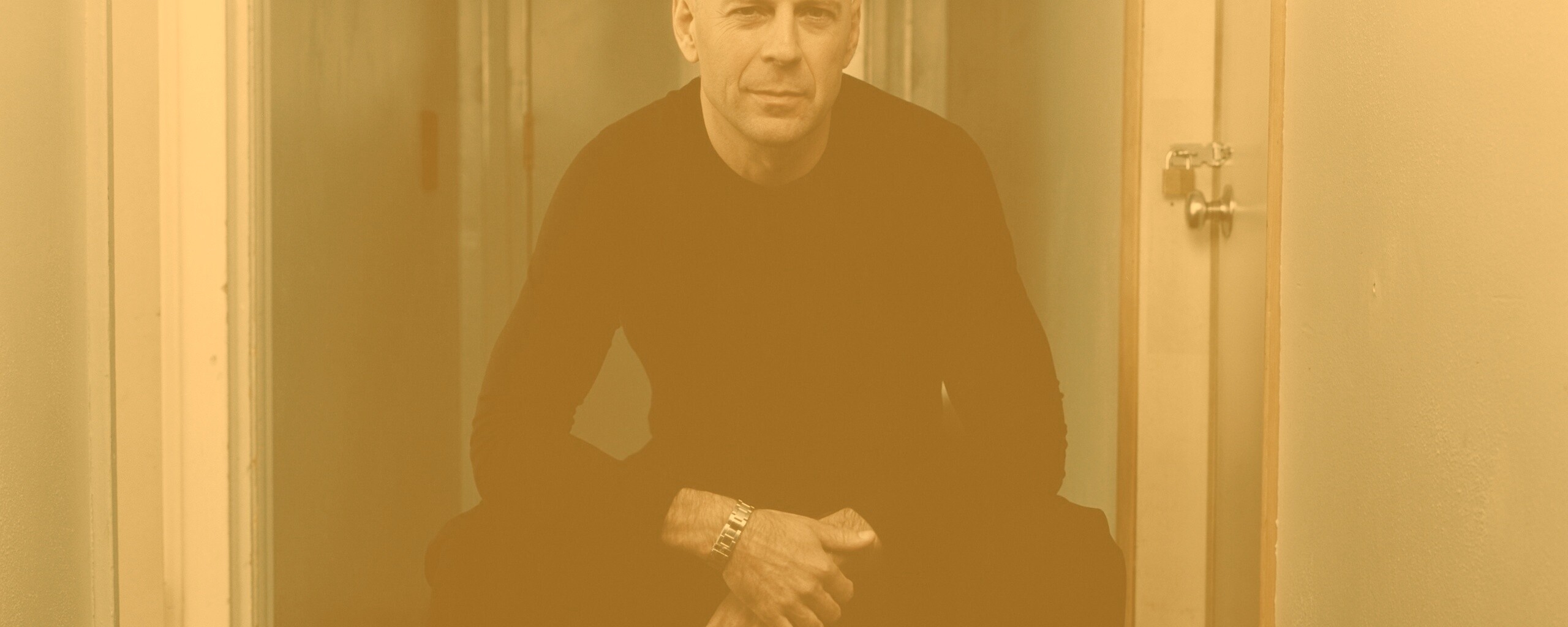 Брюс Уиллис на раскладном стуле обои