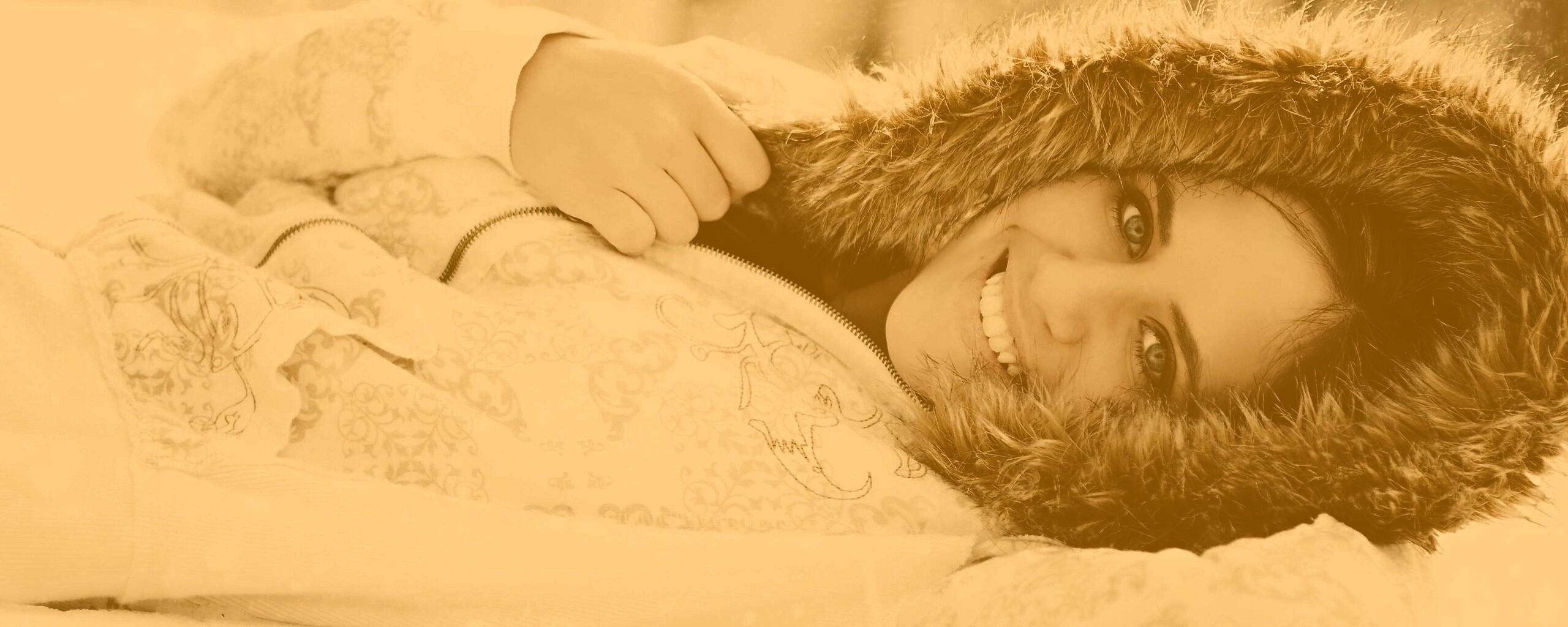 Девушка в снегу обои