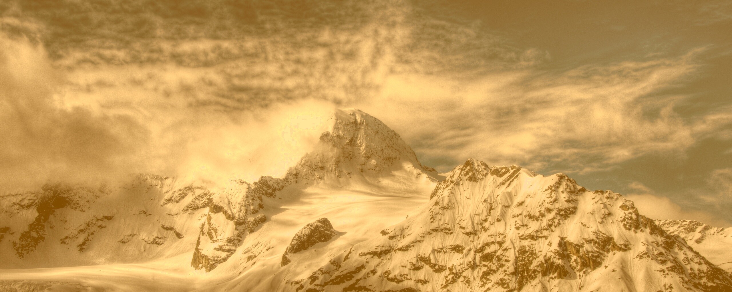 Снежные горные вершины на ветру обои