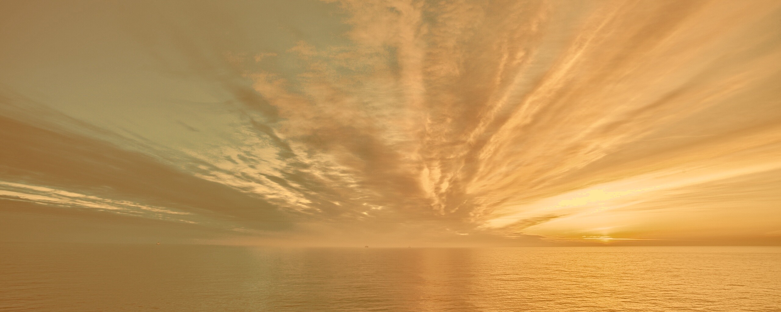 Закатное небо над морем обои