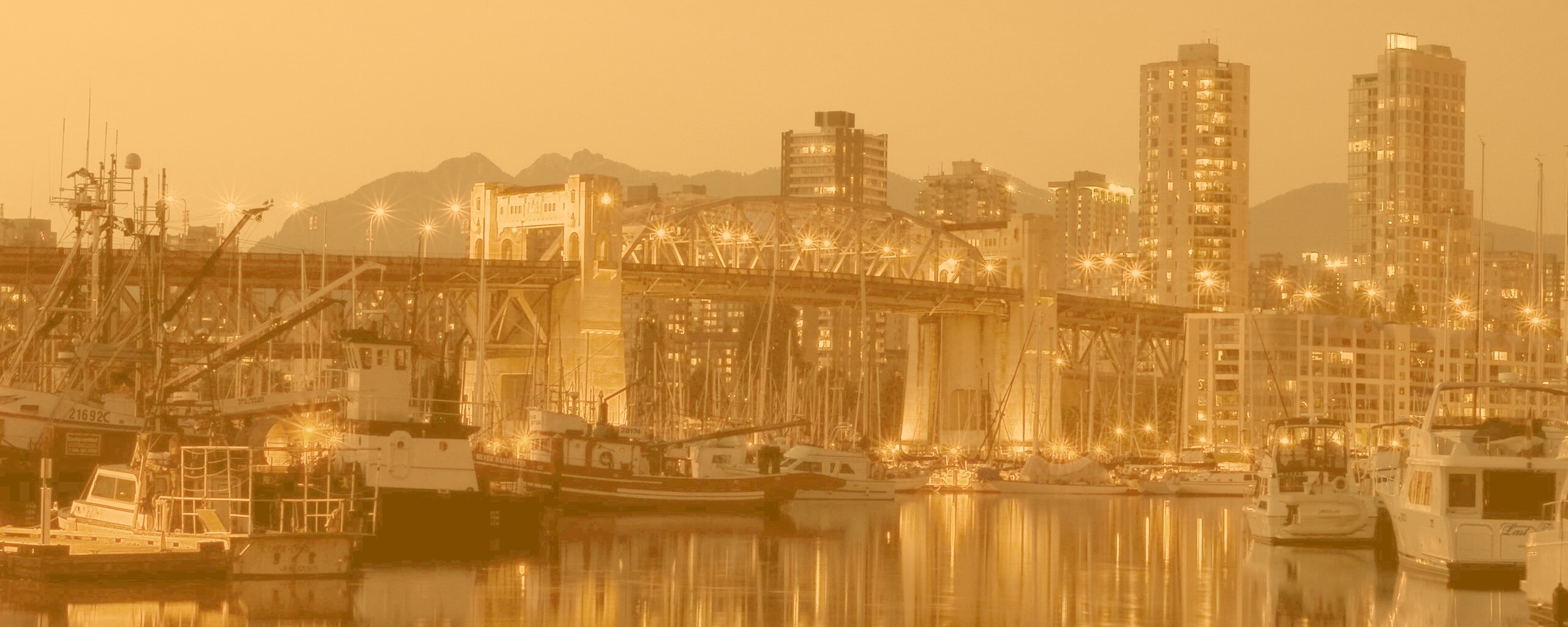 Мост и катера на закате обои